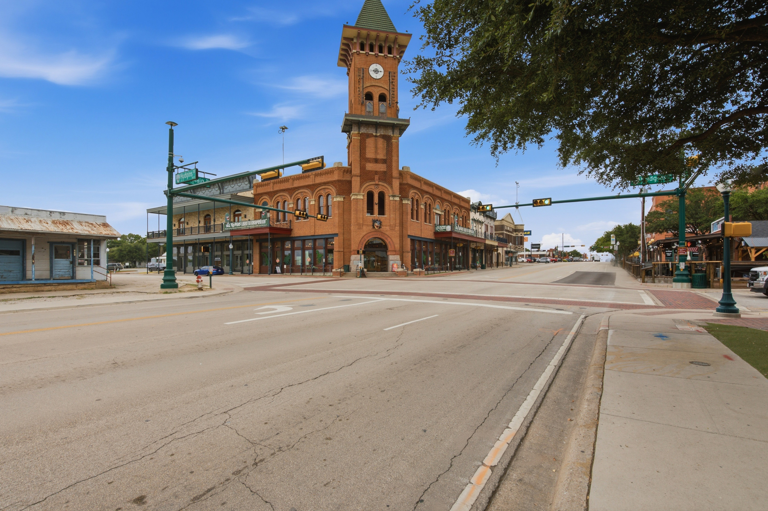  A Rare Opportunity to Live in Historic Downtown Grapevine - 物件實景