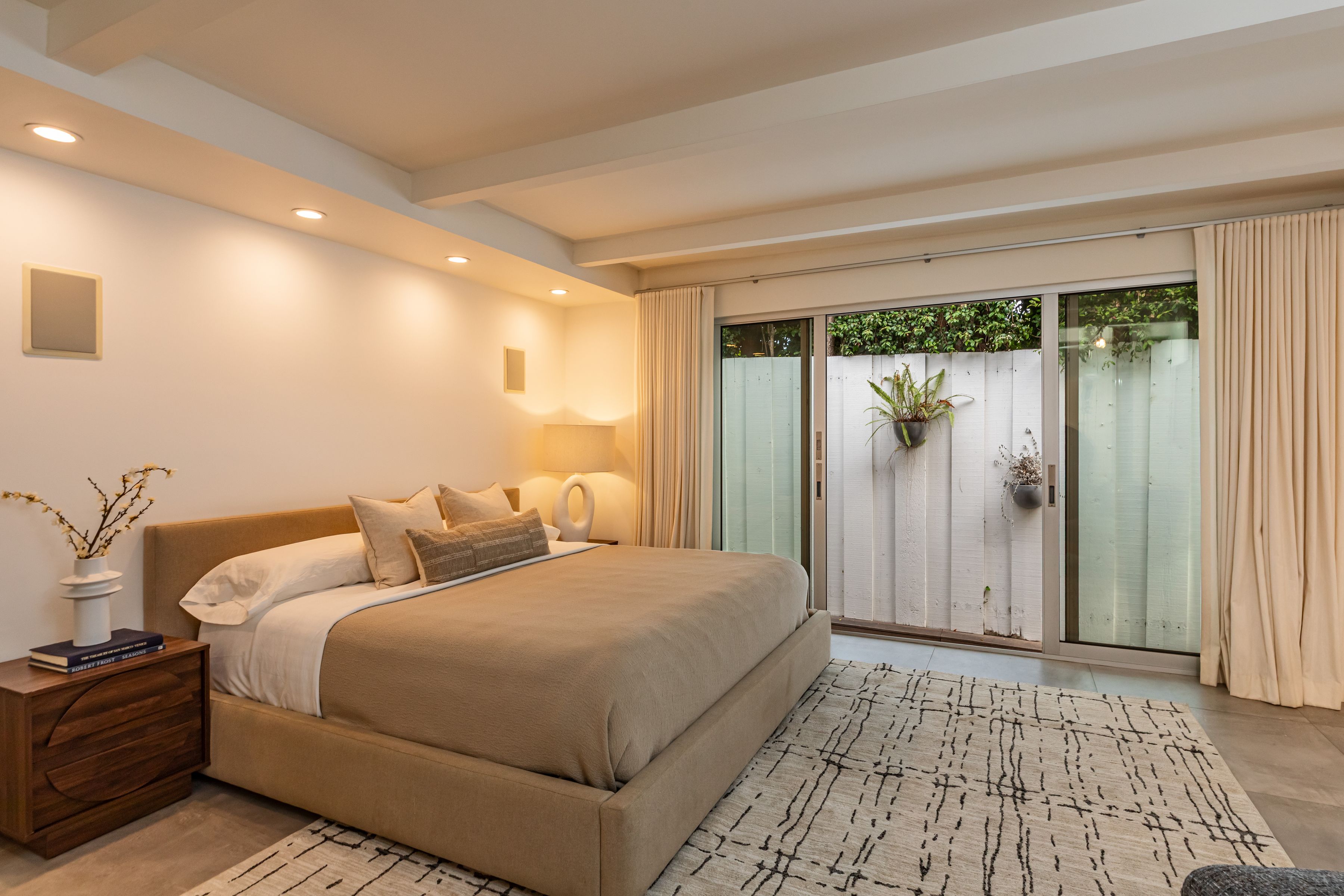  586 Lorna Lane - 物件實景