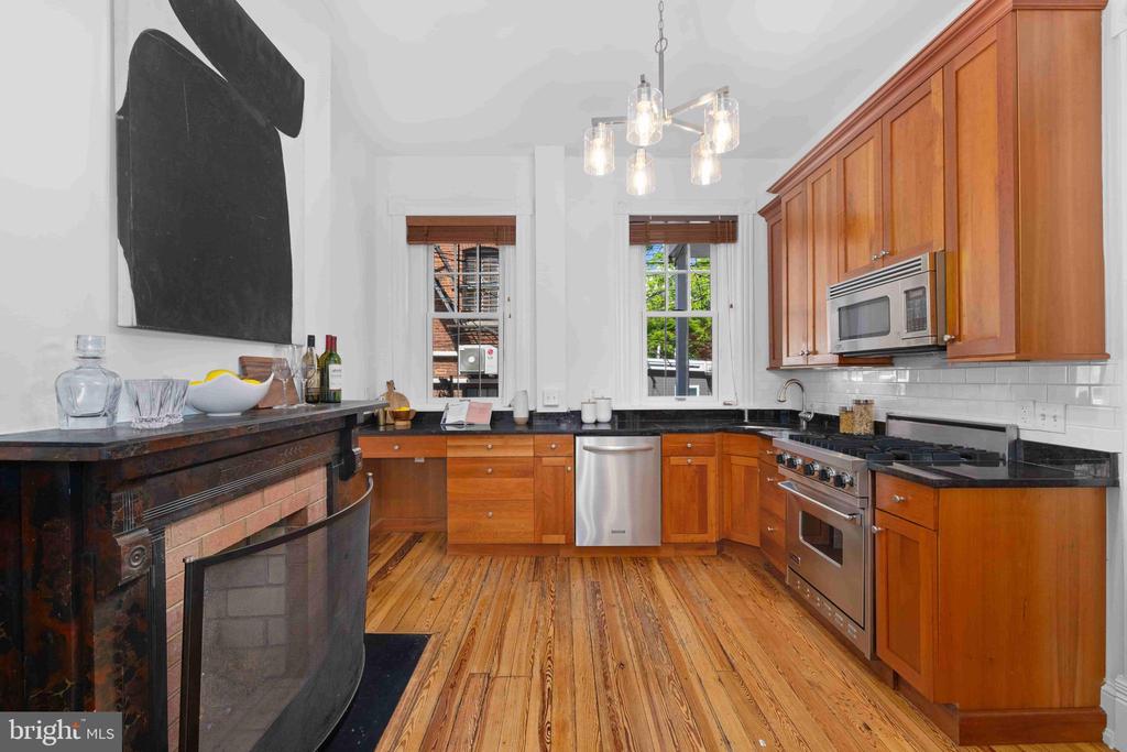 Washington, District of Columbia, 20003, United States, 3 Bedrooms Bedrooms, ,4 BathroomsBathrooms,Residential,For Sale,2048828