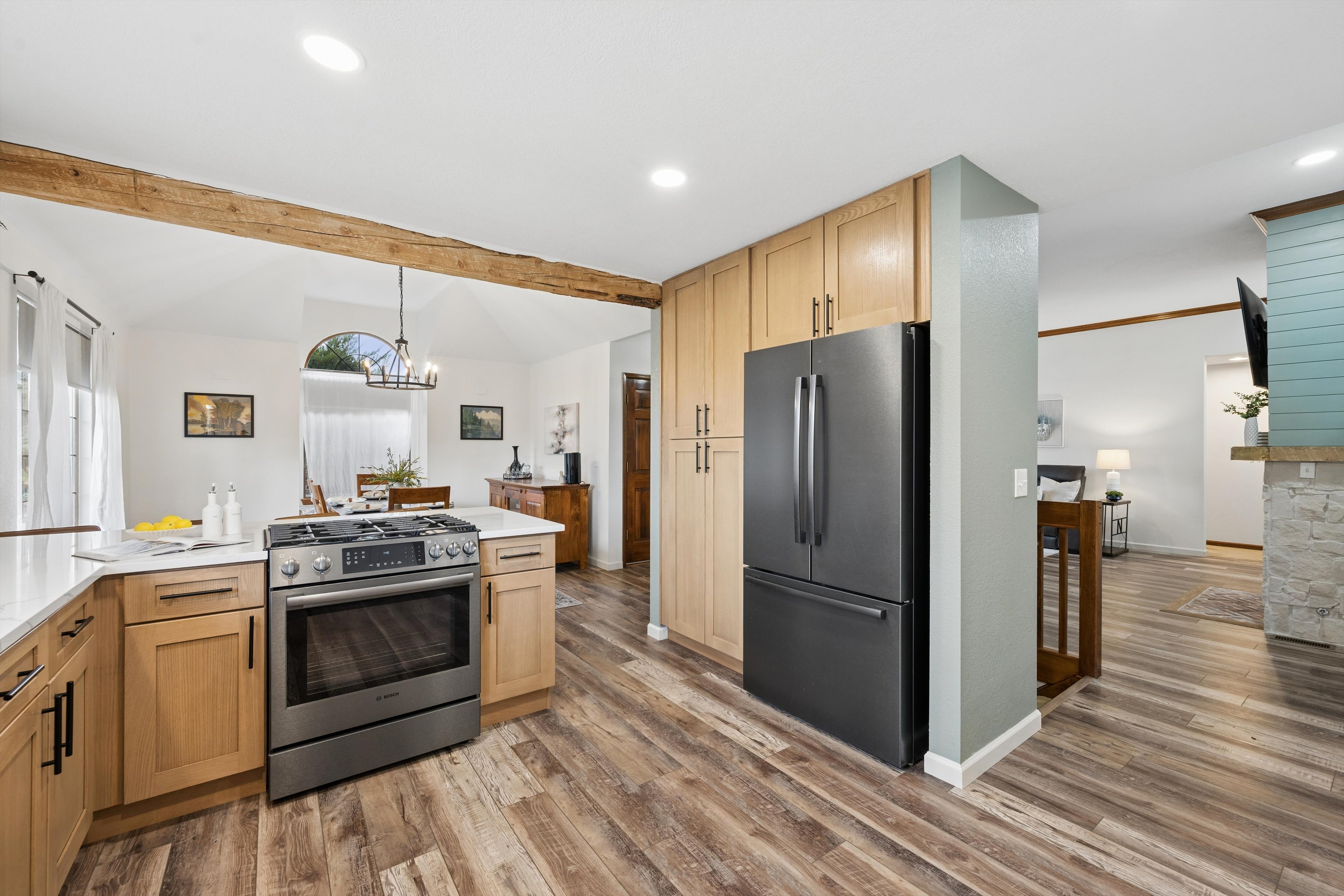  Thoughtfully Updated and Beautifully Maintained Ranch-Style Residence - 物件實景