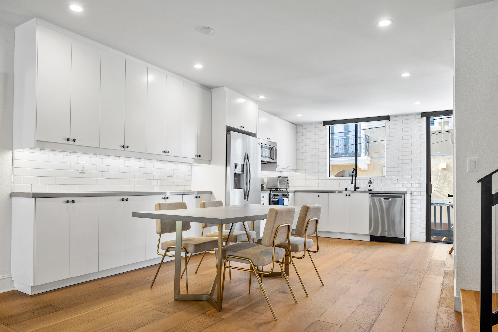Los Angeles, California, 90025, United States, 2 Bedrooms Bedrooms, ,3 BathroomsBathrooms,Residential,For Sale,1860542
