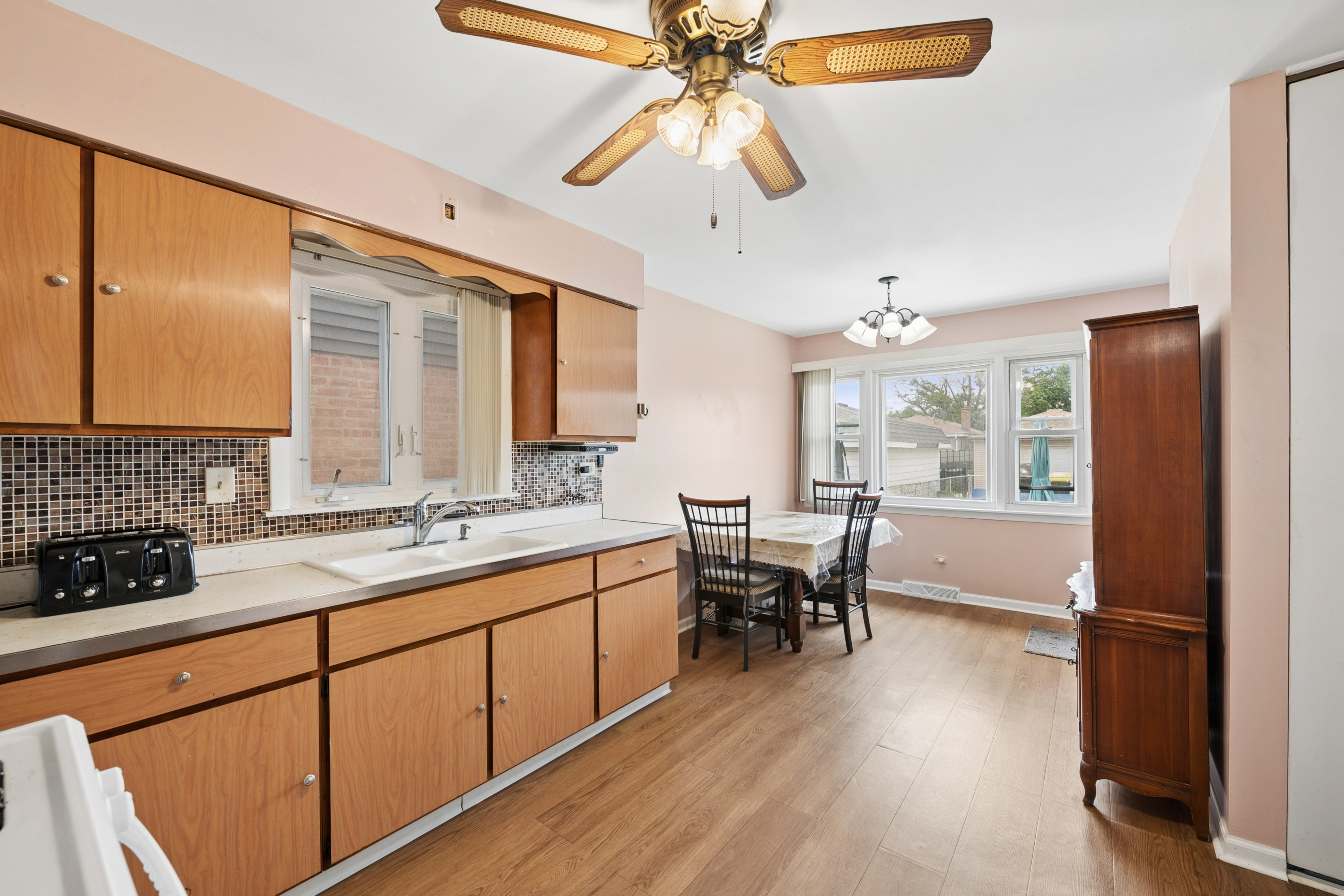  Charming and Well-Maintained Brick Bungalow in Fantastic Schiller Park Location - 物件實景