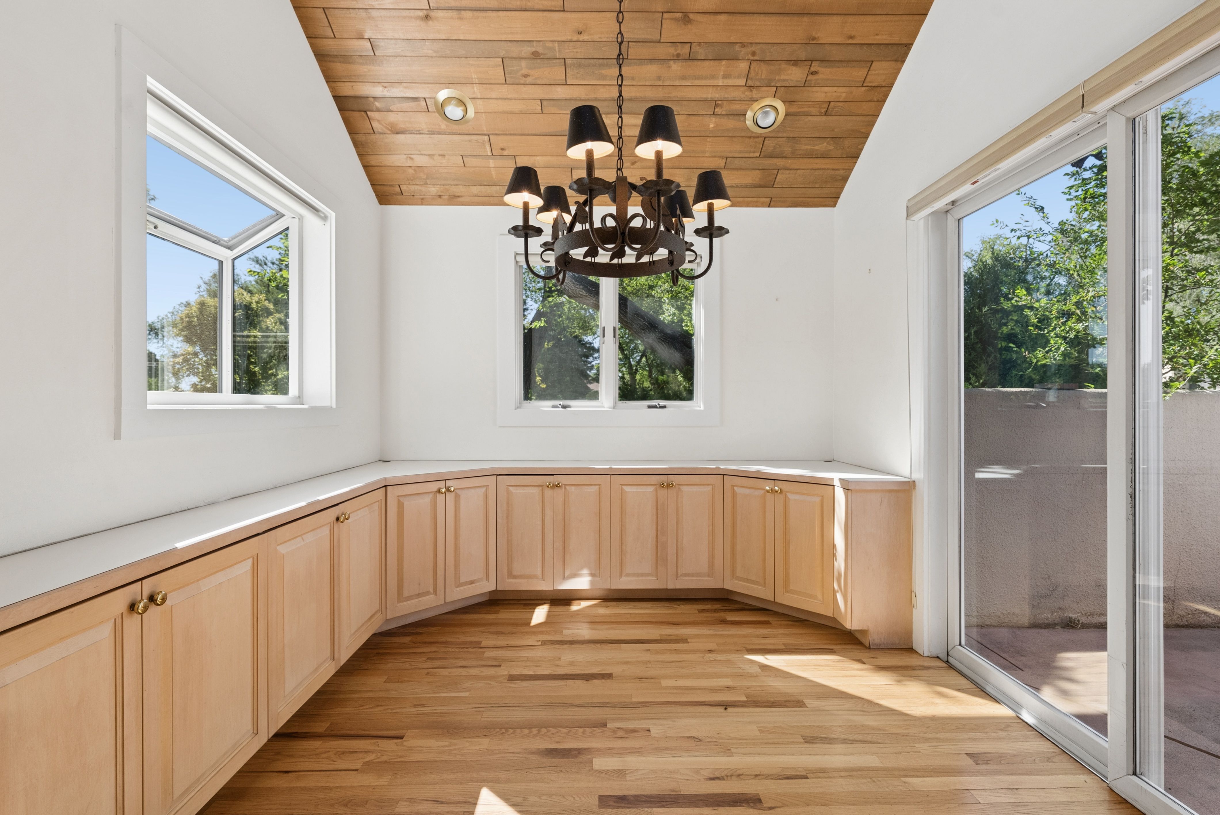  One-Level Broadmoor Living - 物件實景