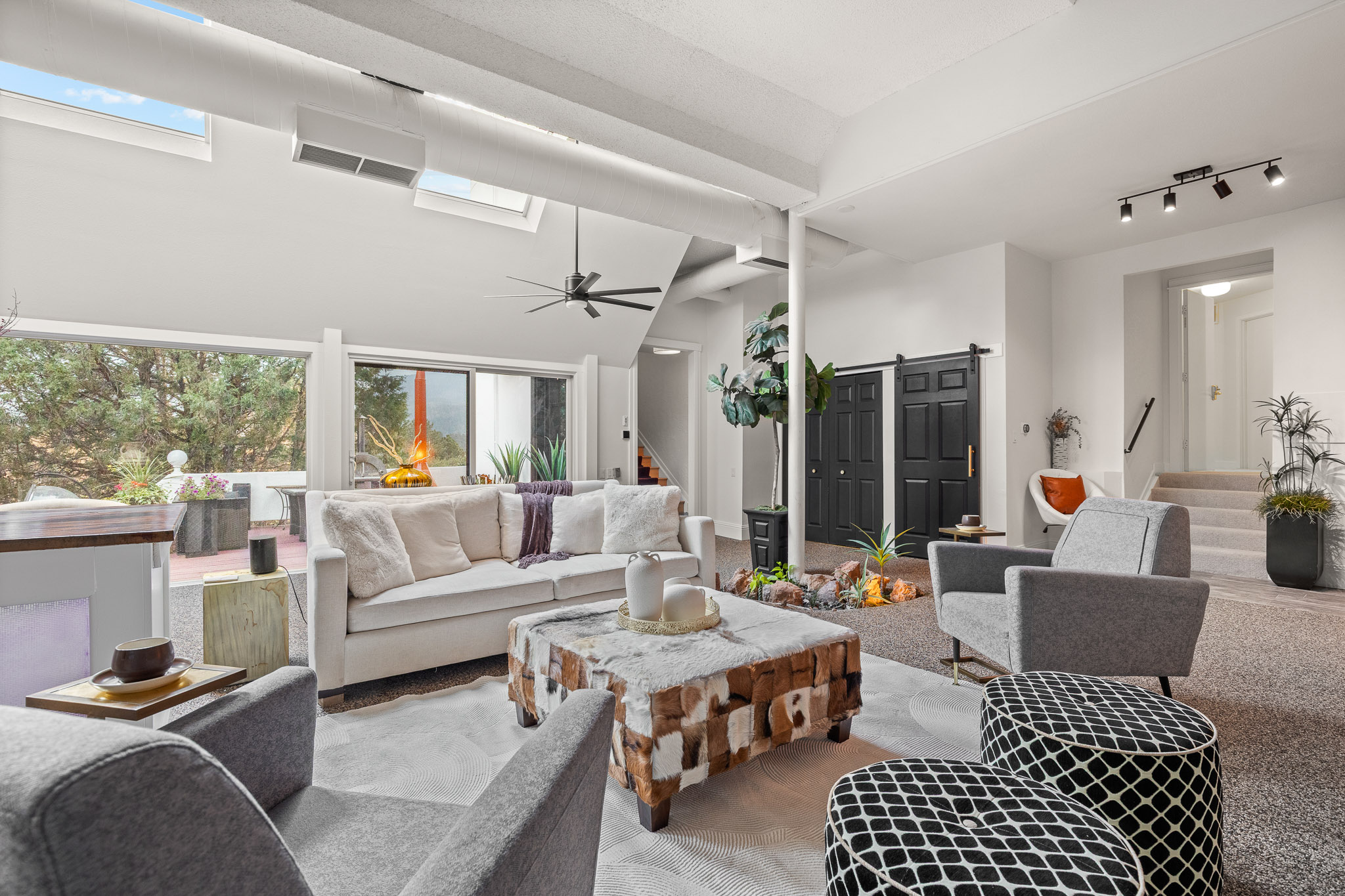  Set against the red rocks of Perry Park with a bold white stucco exterior - 物件實景
