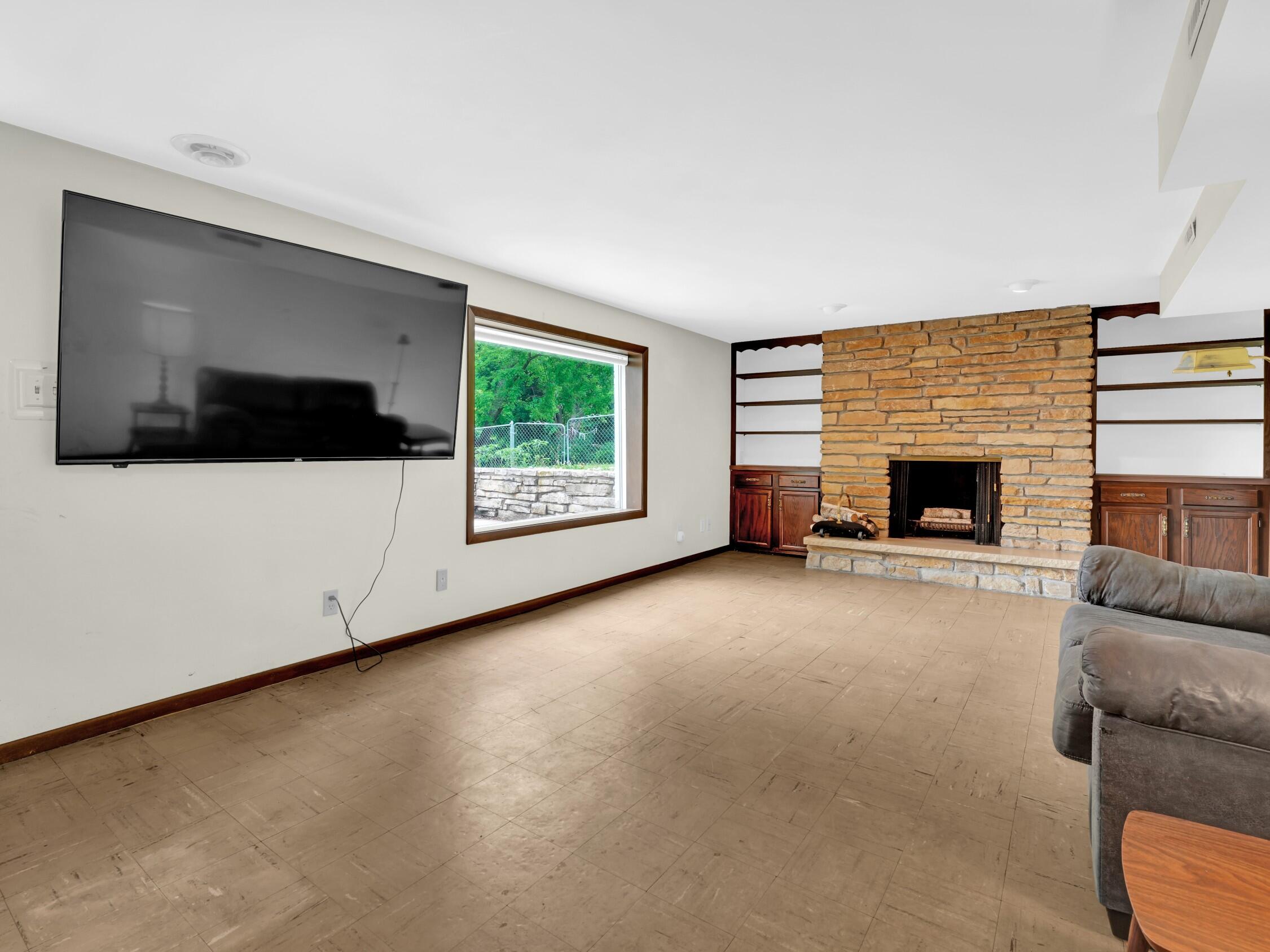 Whitewater, Wisconsin, 53190, United States, 5 Bedrooms Bedrooms, ,2 BathroomsBathrooms,Residential,For Sale,1877600
