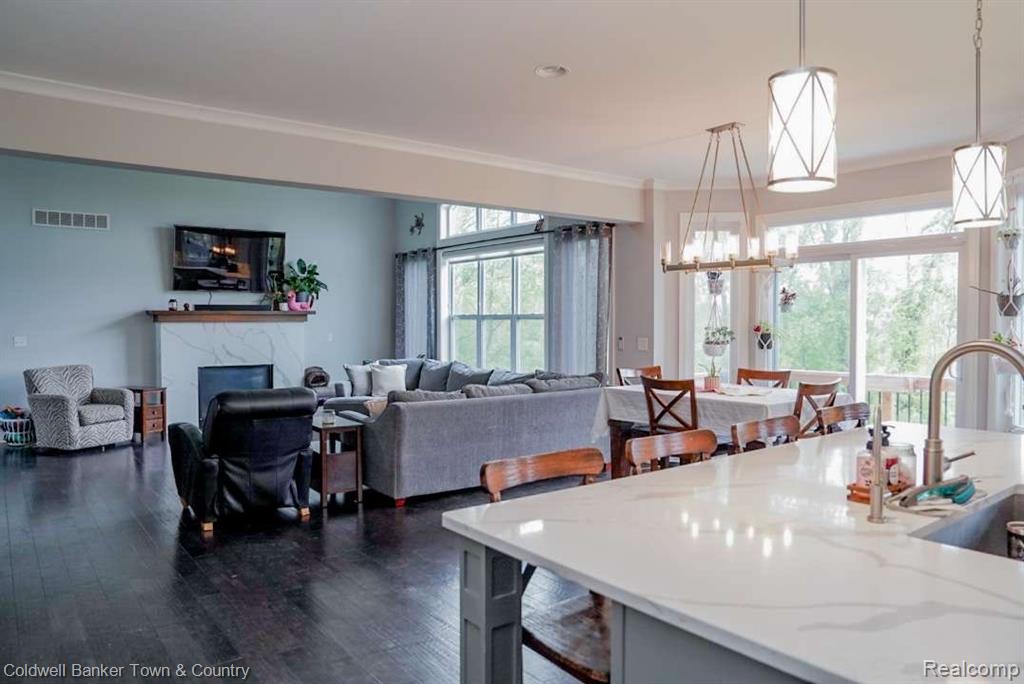 Brighton, Michigan, 48114, United States, 4 Bedrooms Bedrooms, ,5 BathroomsBathrooms,Residential,For Sale,1837893