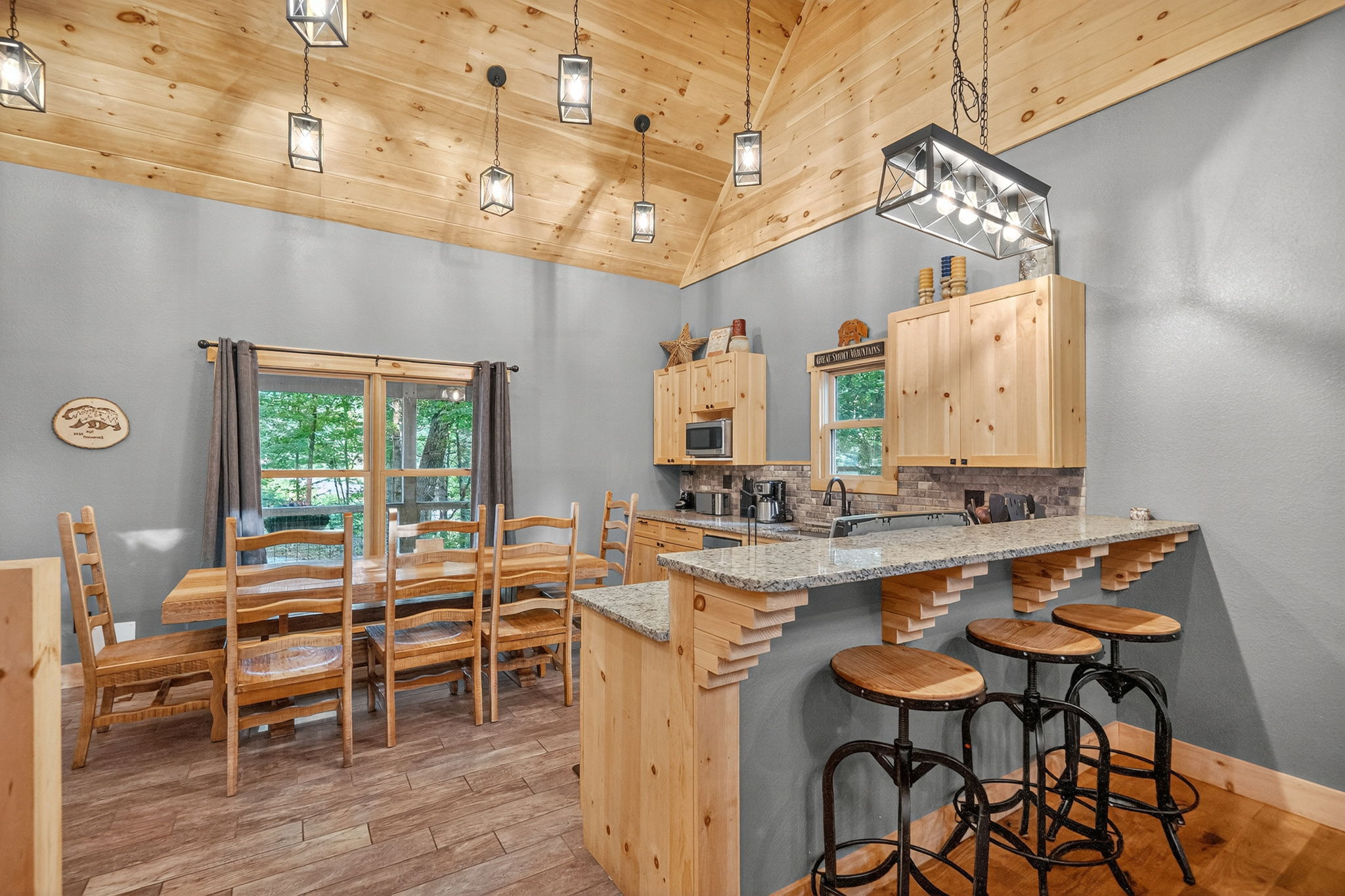 Sevierville, Tennessee, 37862, United States, 4 Bedrooms Bedrooms, ,6 BathroomsBathrooms,Residential,For Sale,1982838