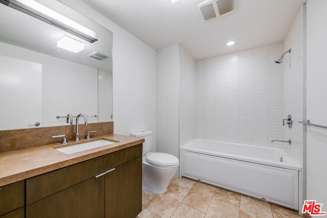 Santa Monica, California, 90401, United States, 2 Bedrooms Bedrooms, ,2 BathroomsBathrooms,Residential,For Sale,2001911