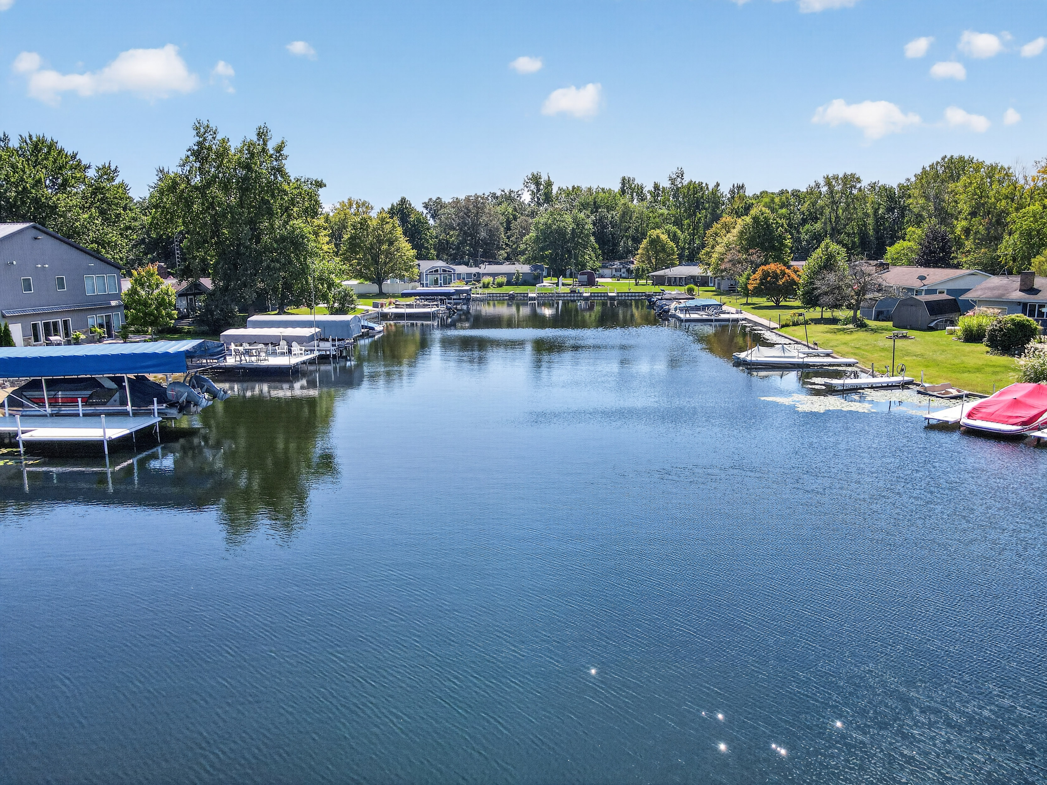  5 Bedroom Home with Lake Wawasee Channel Frontage - 物件實景