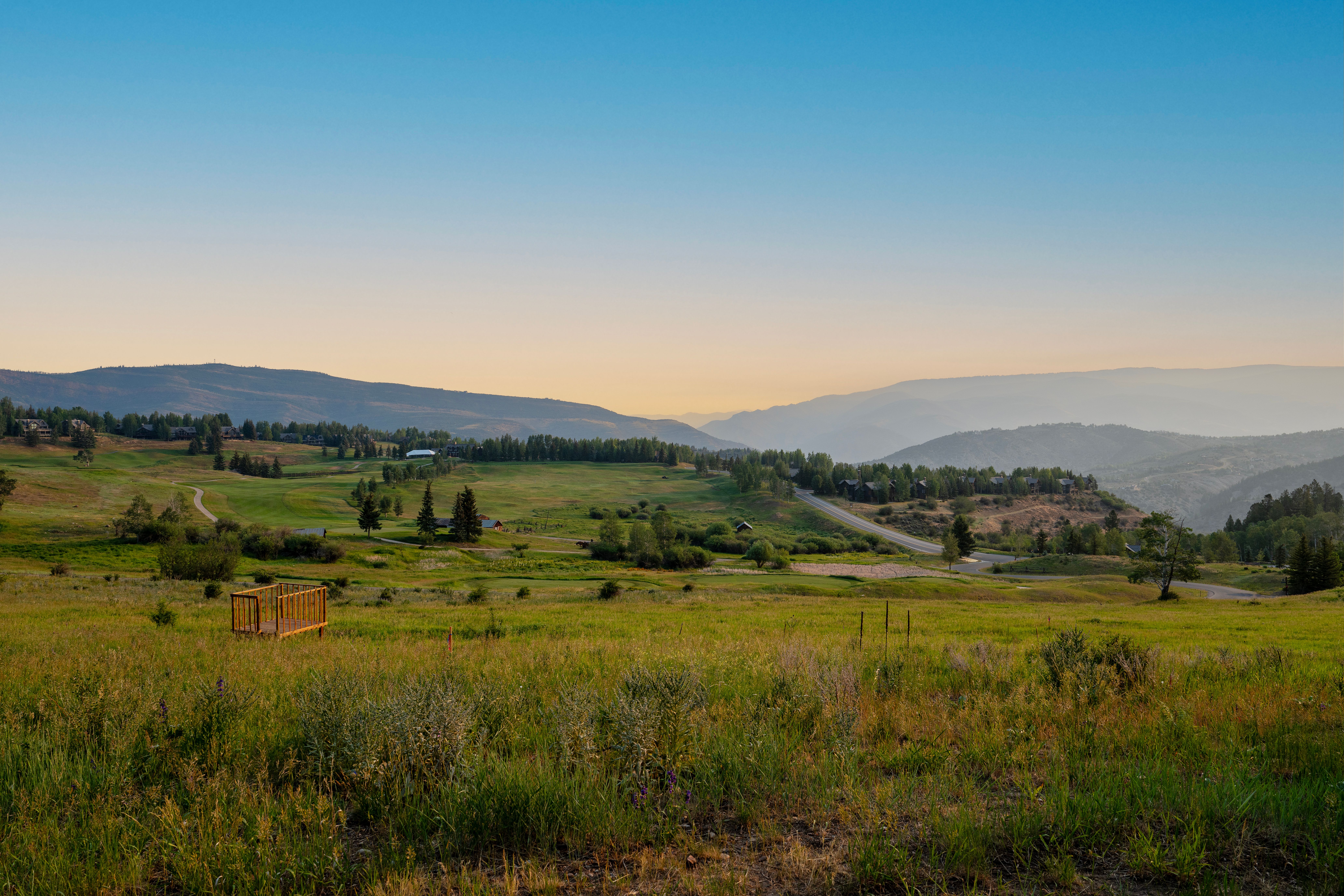  Expansive Vistas Overlooking the Golf Course and Up Towards the Gore Range - 物件實景