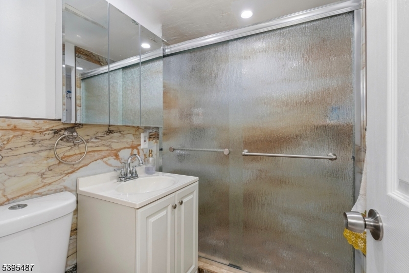 Wayne Twp., New Jersey, 07470, United States, 5 Bedrooms Bedrooms, ,2 BathroomsBathrooms,Residential,For Sale,1988198