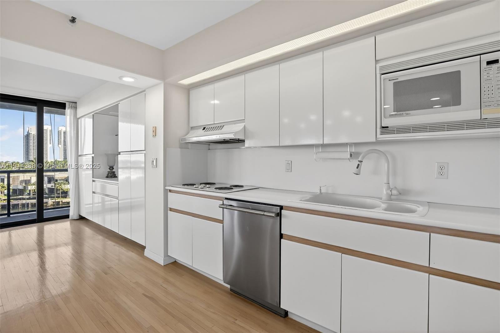 Aventura, Florida, 33180, United States, 3 Bedrooms Bedrooms, ,3 BathroomsBathrooms,Residential,For Sale,1994376