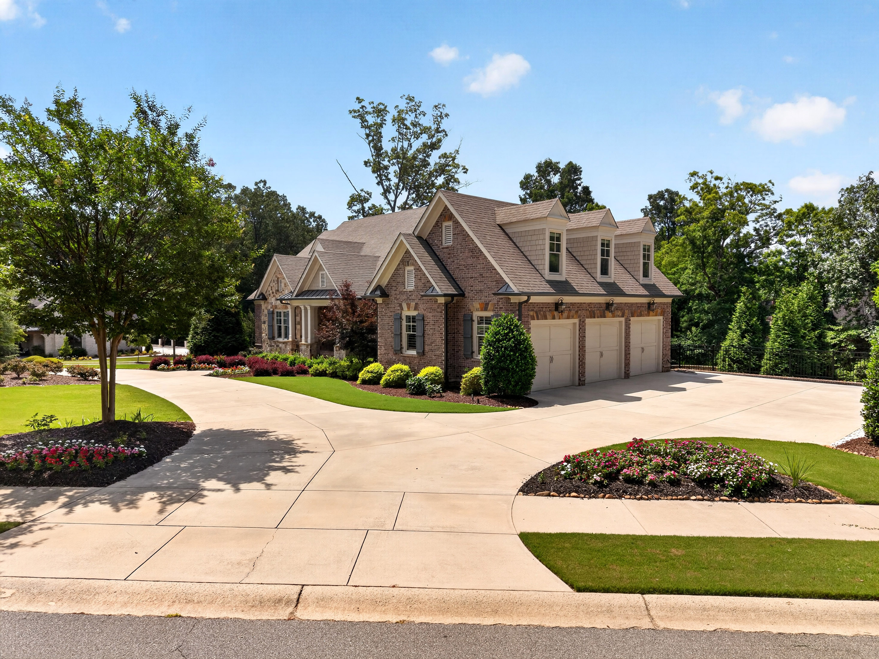  Experience Refined Estate Living in this Exceptional All-Brick and Stone Ranch - 物件實景