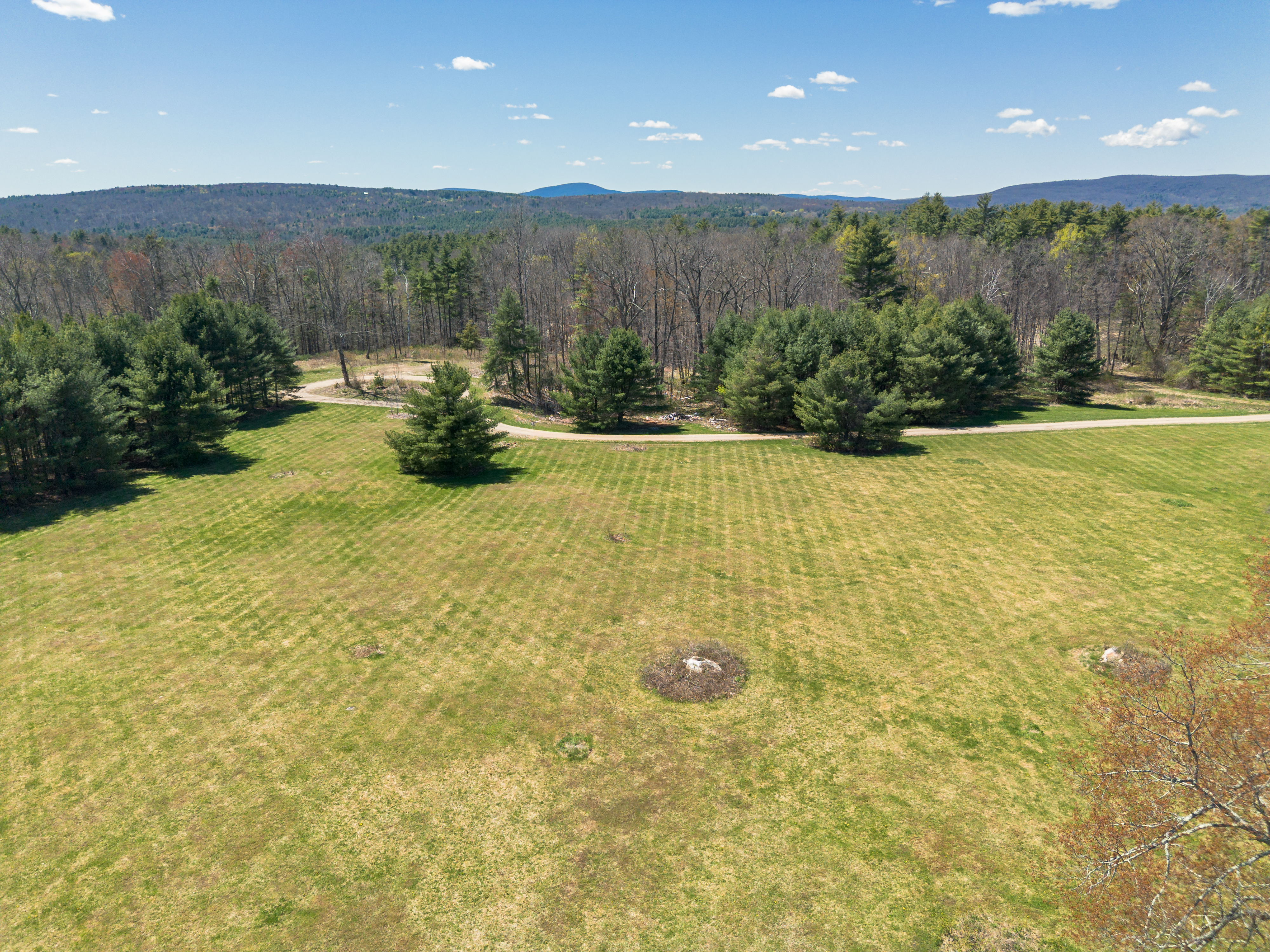  A Tranquil Berkshire Legacy: 22 Scenic Acres and a Landmark 3-Story Barn, Brookm - 物件實景