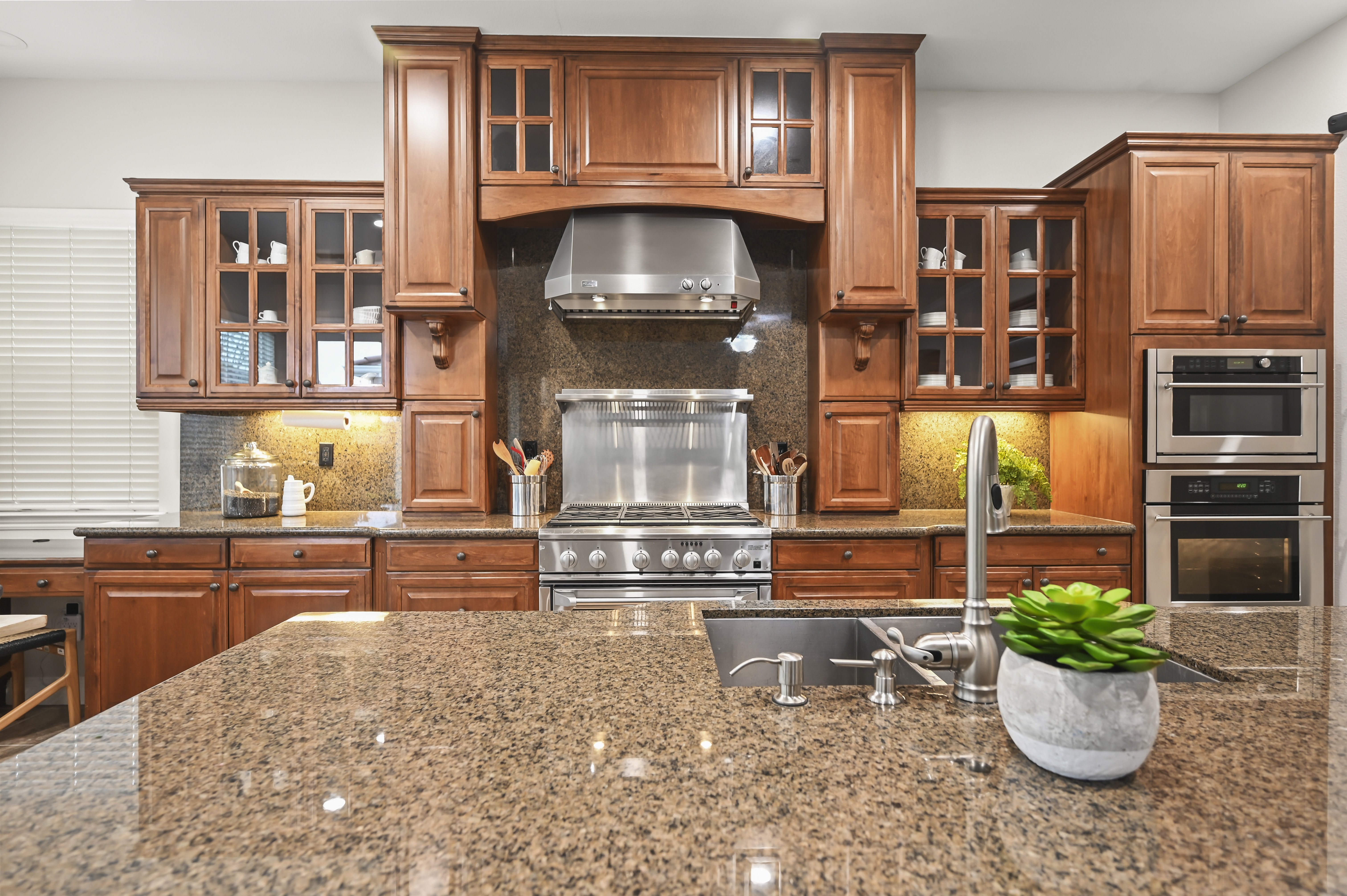  Stunning Monterosso Estate on Private Court with Designer Indoor-Outdoor Living - 物件實景