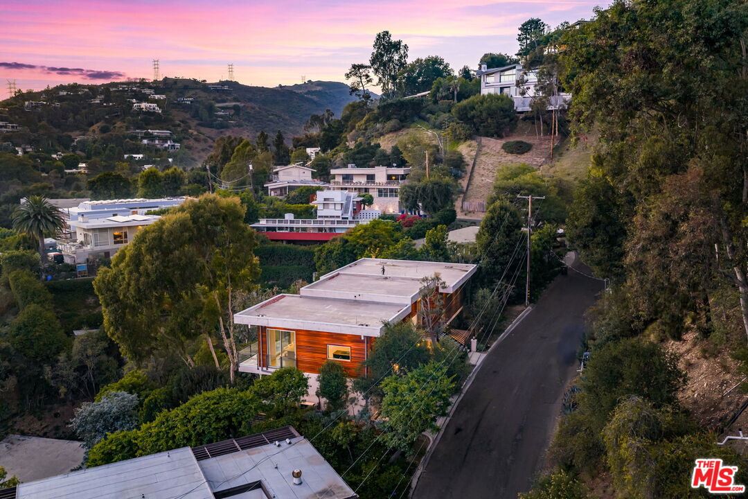 Los Angeles, California, 90049, United States, 4 Bedrooms Bedrooms, ,5 BathroomsBathrooms,Residential,For Sale,1901289