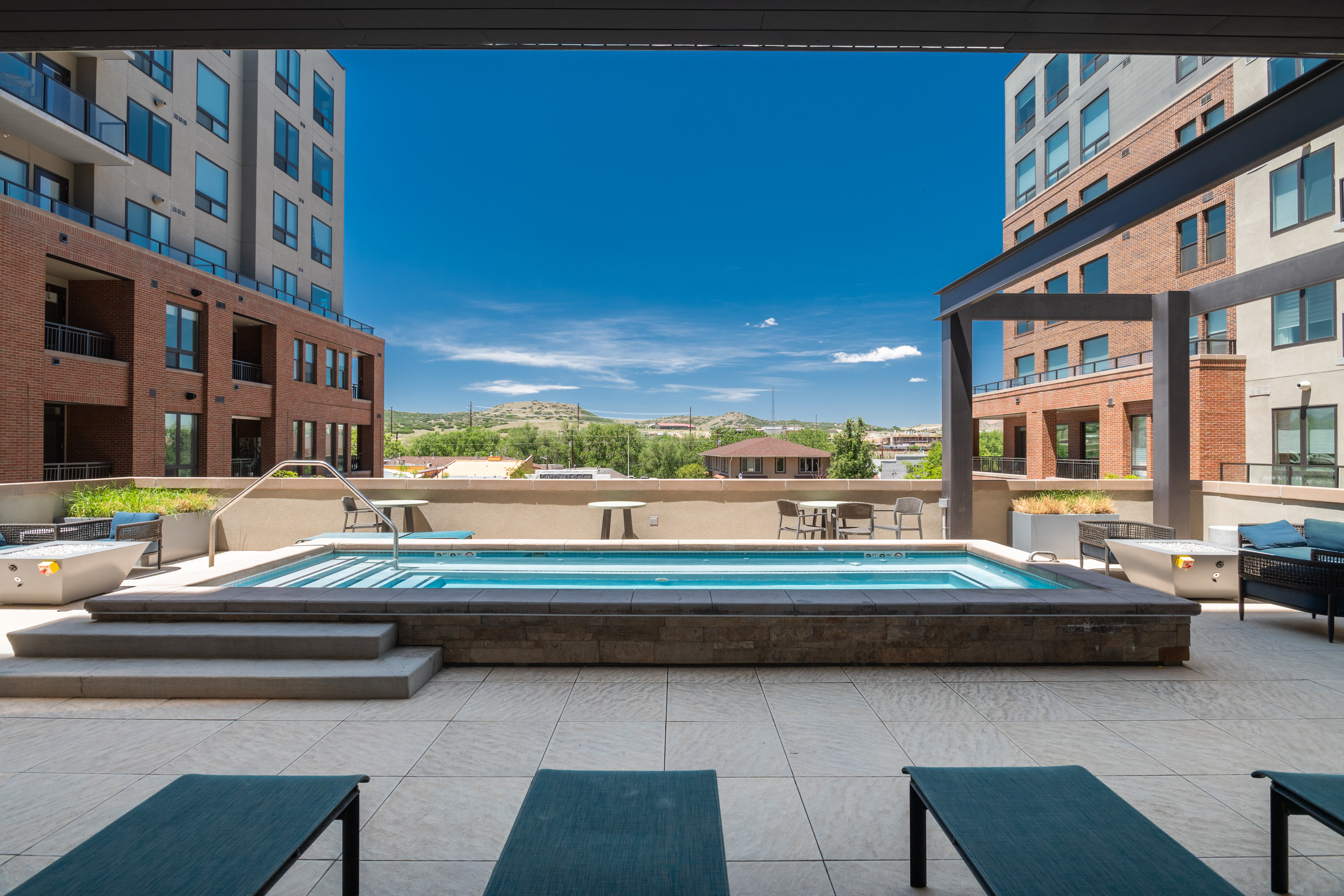  Beautiful unit with a private deck, overlooking Festival Park. - 物件實景