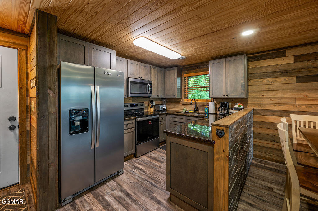 Sevierville, Tennessee, 37876, United States, 4 Bedrooms Bedrooms, ,6 BathroomsBathrooms,Residential,For Sale,2008845