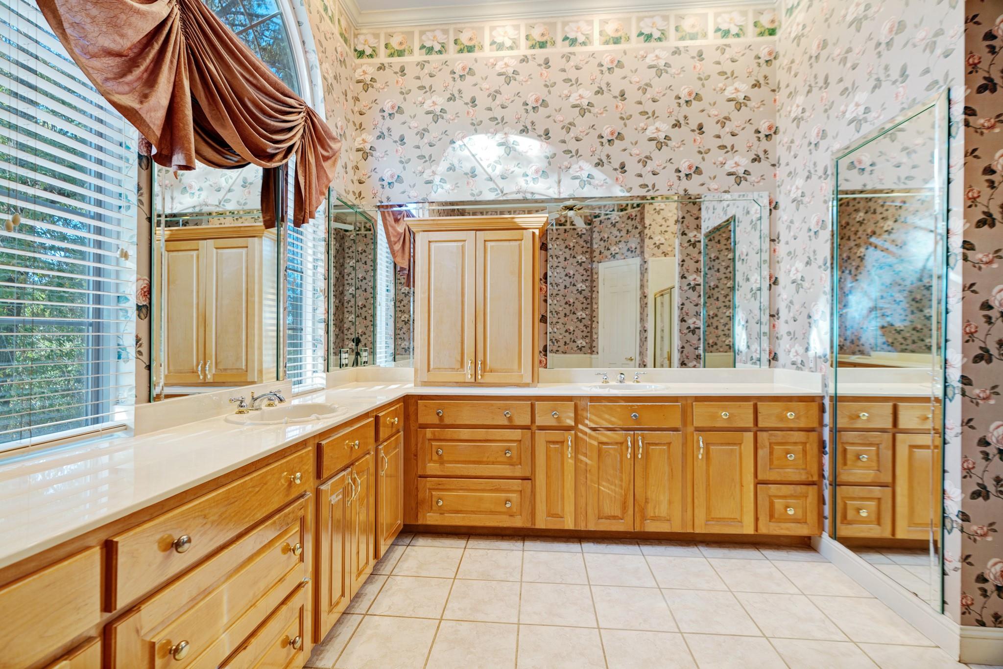 Paris, Texas, 75462, United States, 5 Bedrooms Bedrooms, ,5 BathroomsBathrooms,Residential,For Sale,1990827