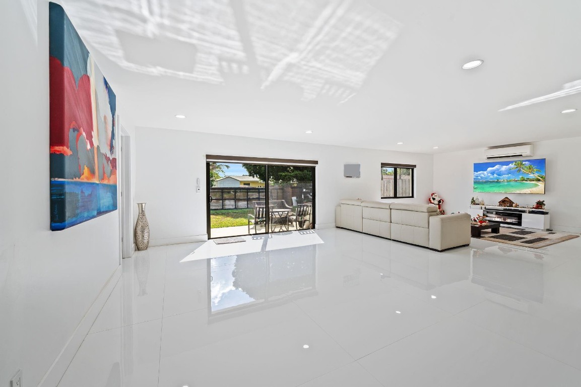 Hollywood, Florida, 33021, United States, 4 Bedrooms Bedrooms, ,2 BathroomsBathrooms,Residential,For Sale,2005930