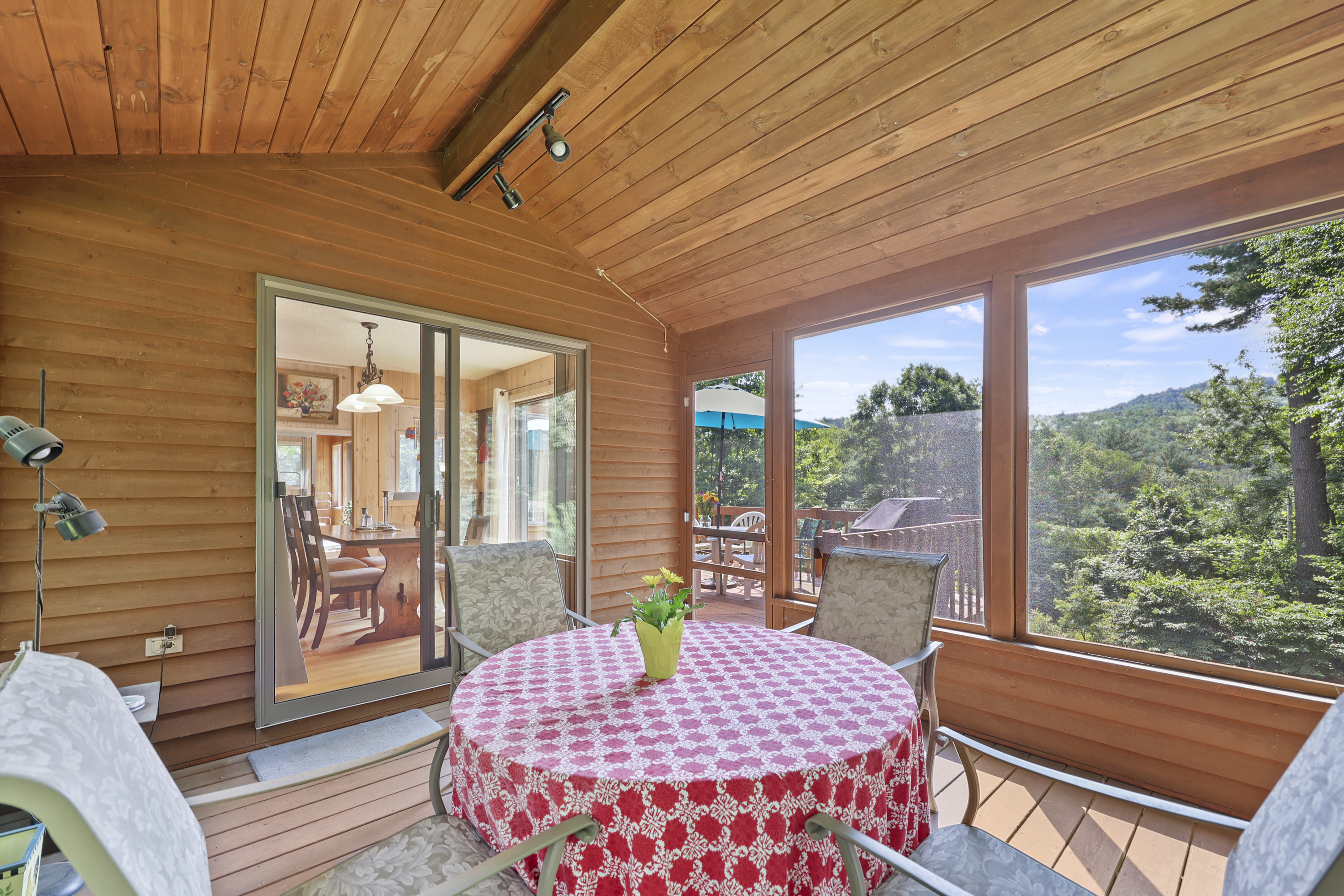  BUCOLIC COUNTRY SANCTUARY WITH MAJESTIC STONE FIREPLACE & DISTANT VIEWS - 物件實景