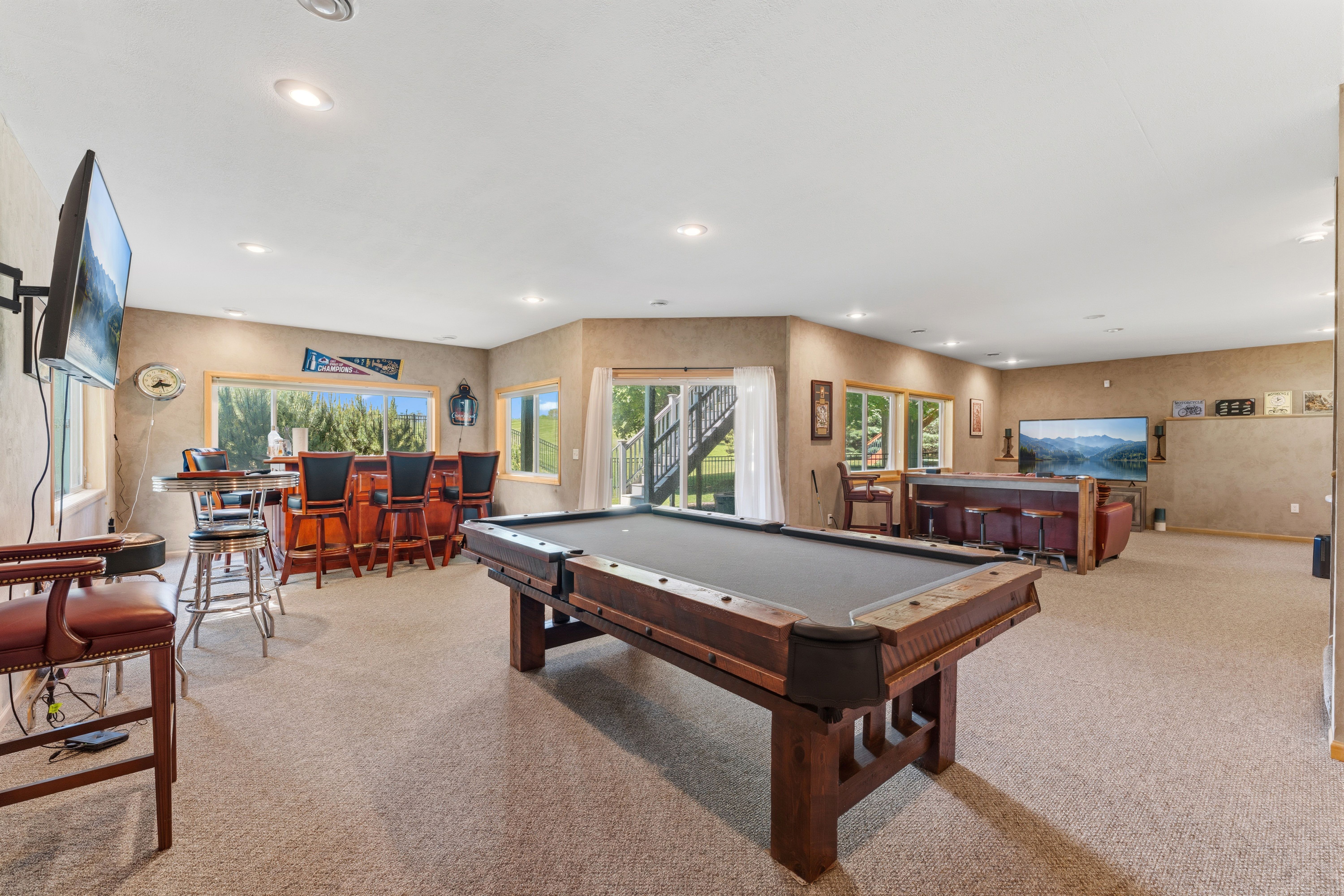  Golf Course Retreat With Entertainer’s Dream Walkout Basement - 物件實景