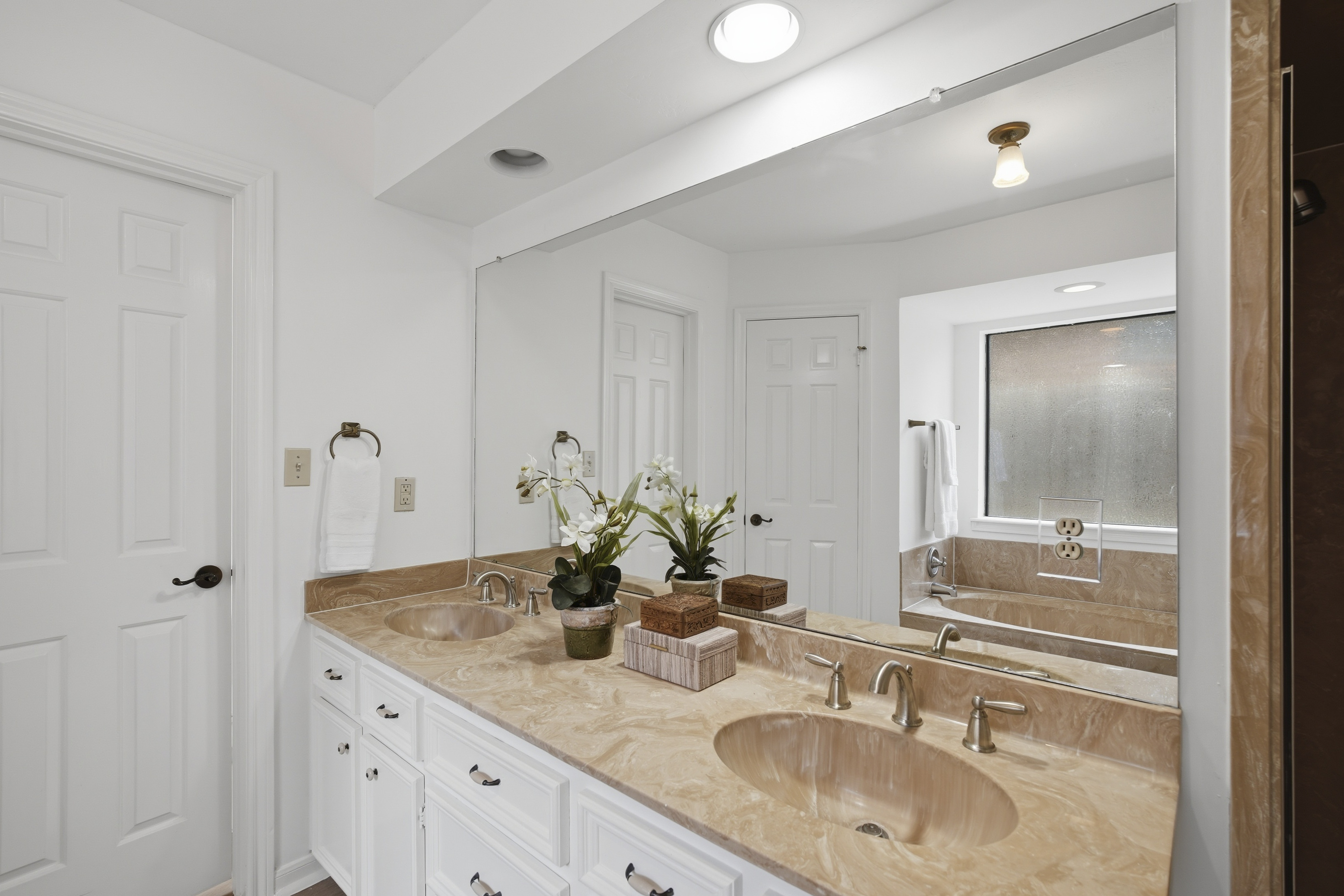  Custom Home with Private Backyard Oasis - 物件實景