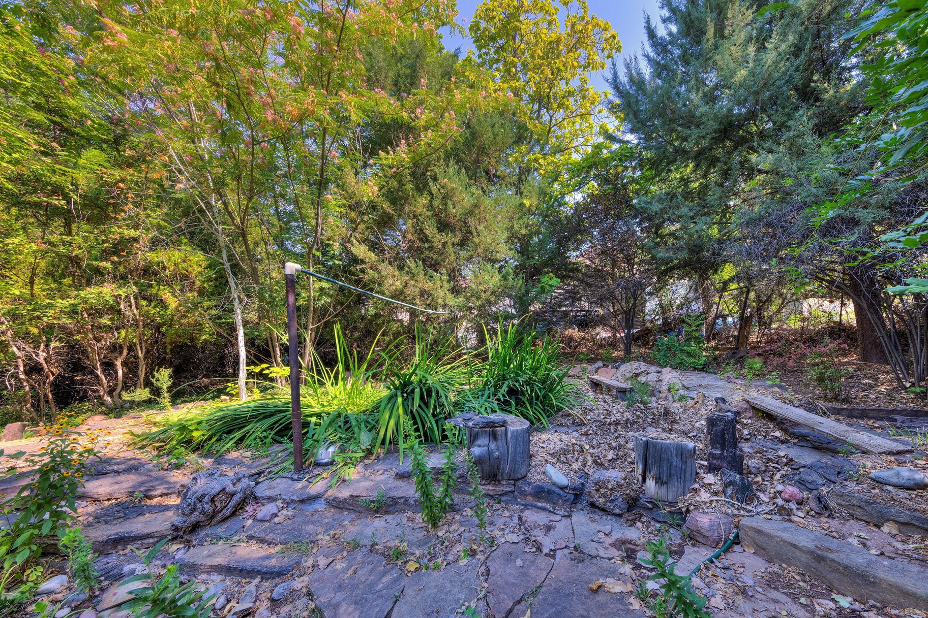  Great Location, Private Backyard & Plenty of Potential - 物件實景