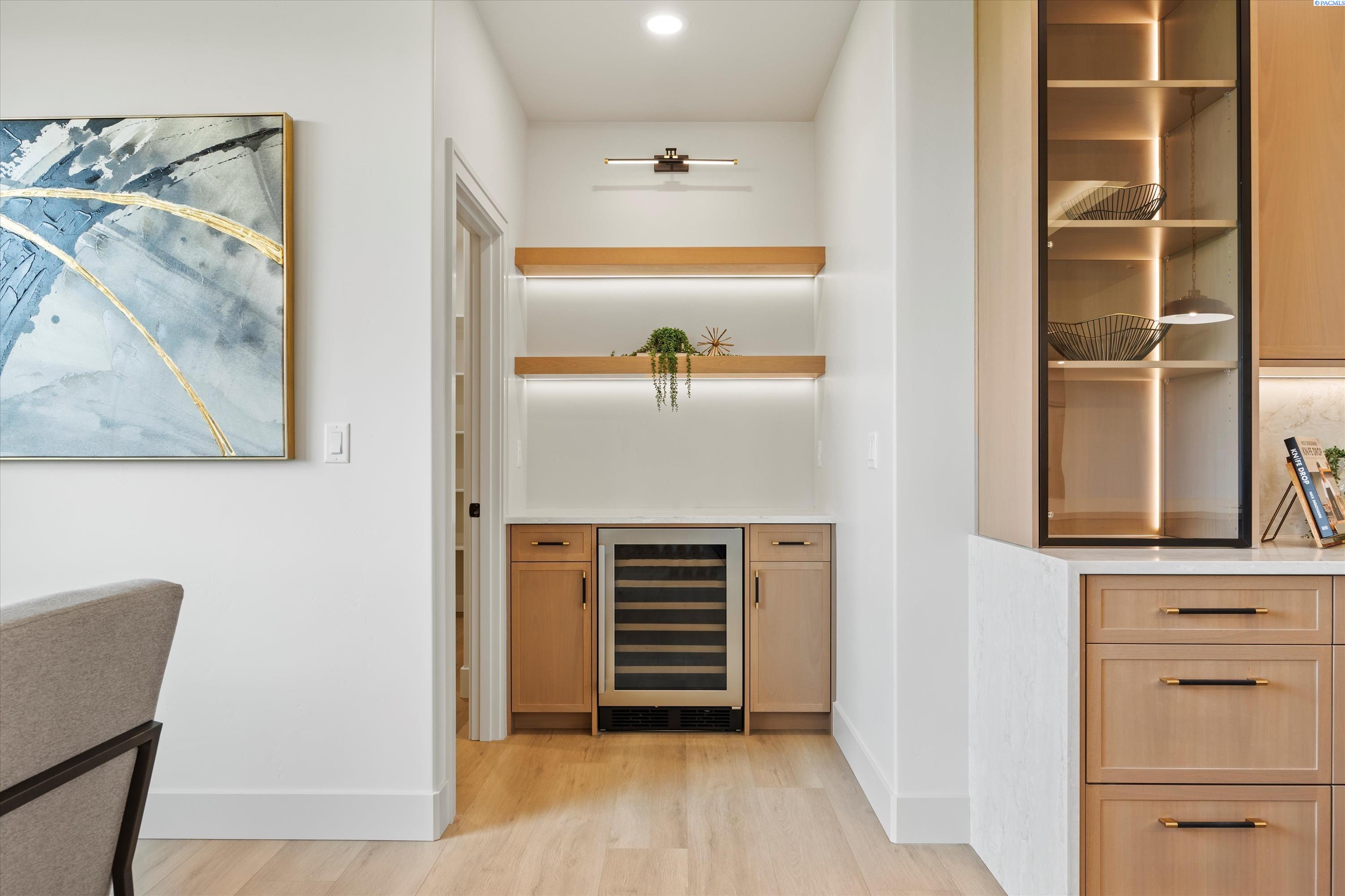 Kennewick, Washington, 99338, United States, 4 Bedrooms Bedrooms, ,4 BathroomsBathrooms,Residential,For Sale,1993366