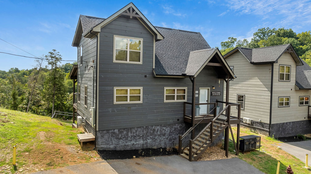 Sevierville, Tennessee, 37876, United States, 3 Bedrooms Bedrooms, ,4 BathroomsBathrooms,Residential,For Sale,1936996
