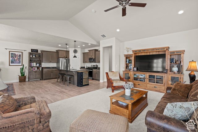Salem, Utah, 84653, United States, 3 Bedrooms Bedrooms, ,3 BathroomsBathrooms,Residential,For Sale,1943257