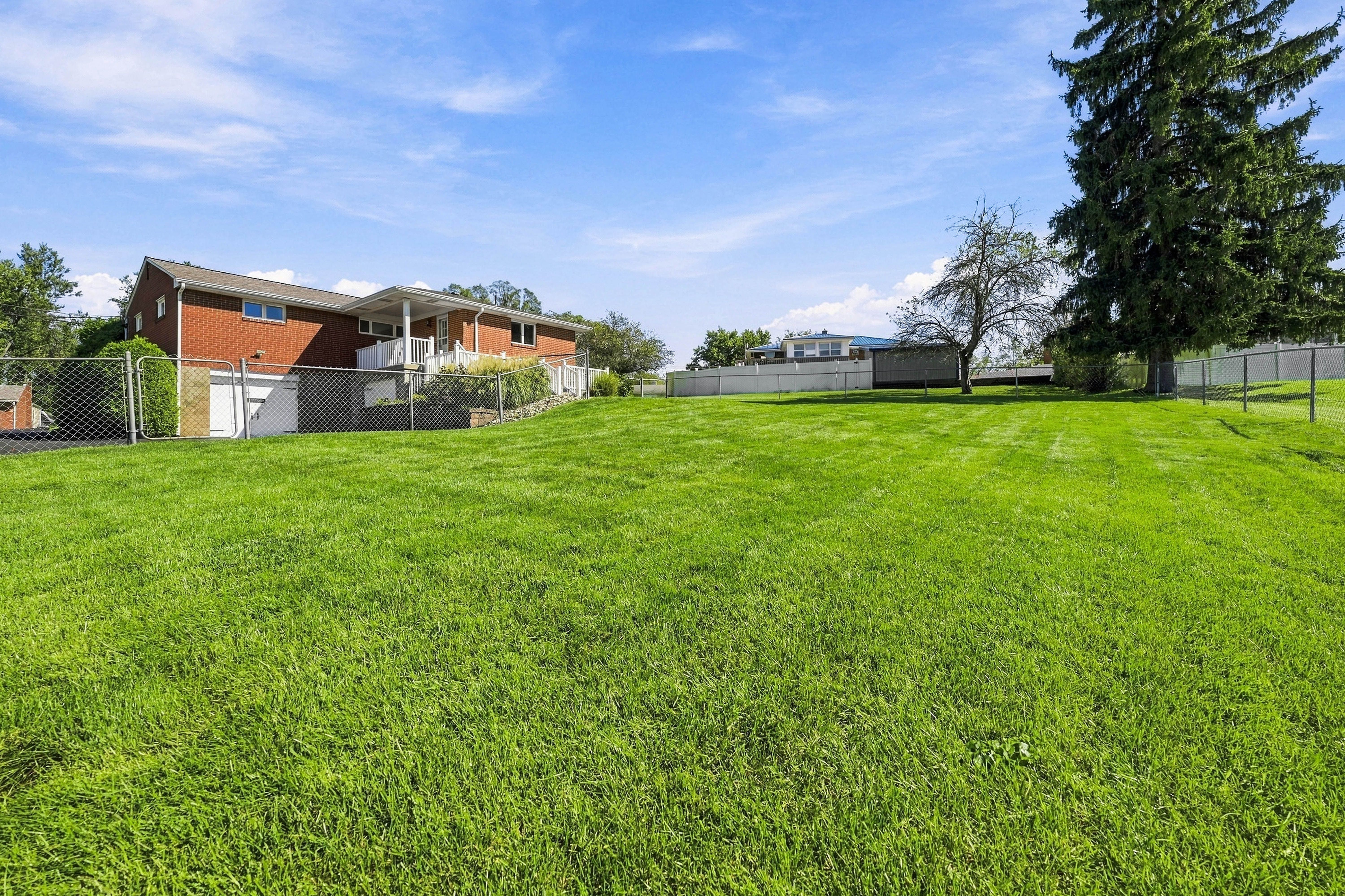  16 South Rolling Hills Avenue, Irwin, PA 15642 - 物件實景
