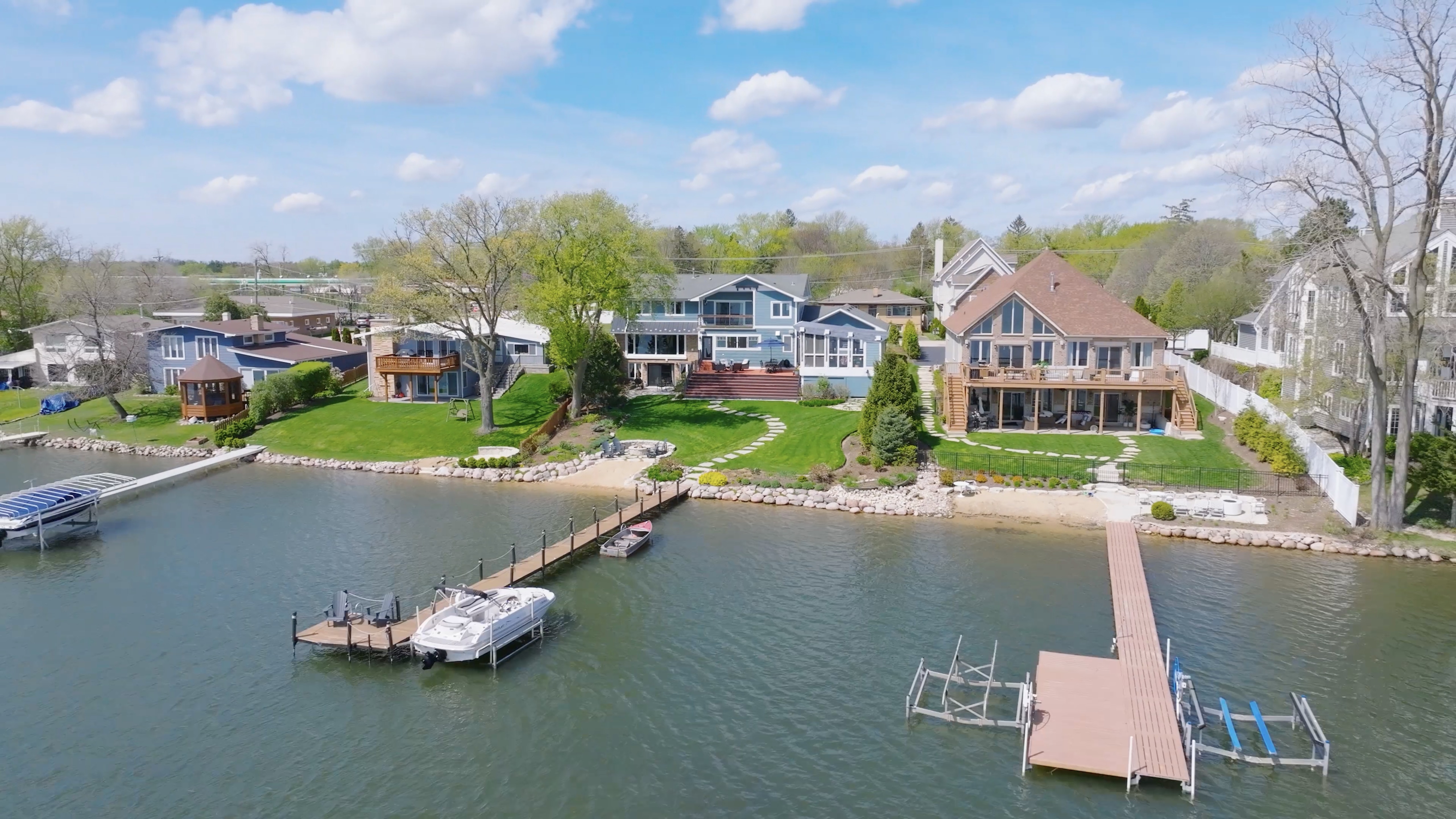  Experience the Uultimate Lakefront Lifestyle in this Legacy Home - 物件實景