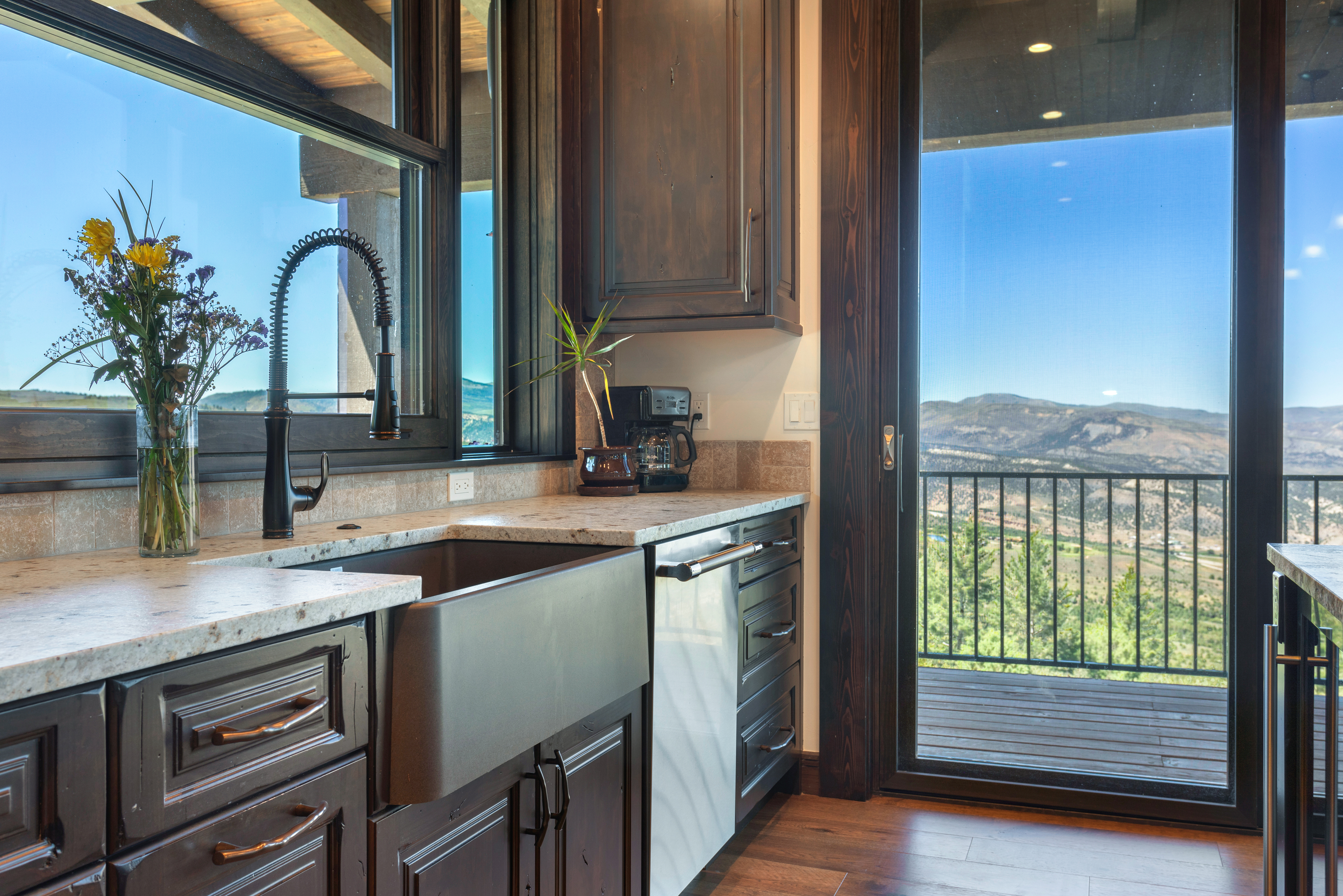  Timeless Mountain Architecture with Refined Craftsmanship - 物件實景