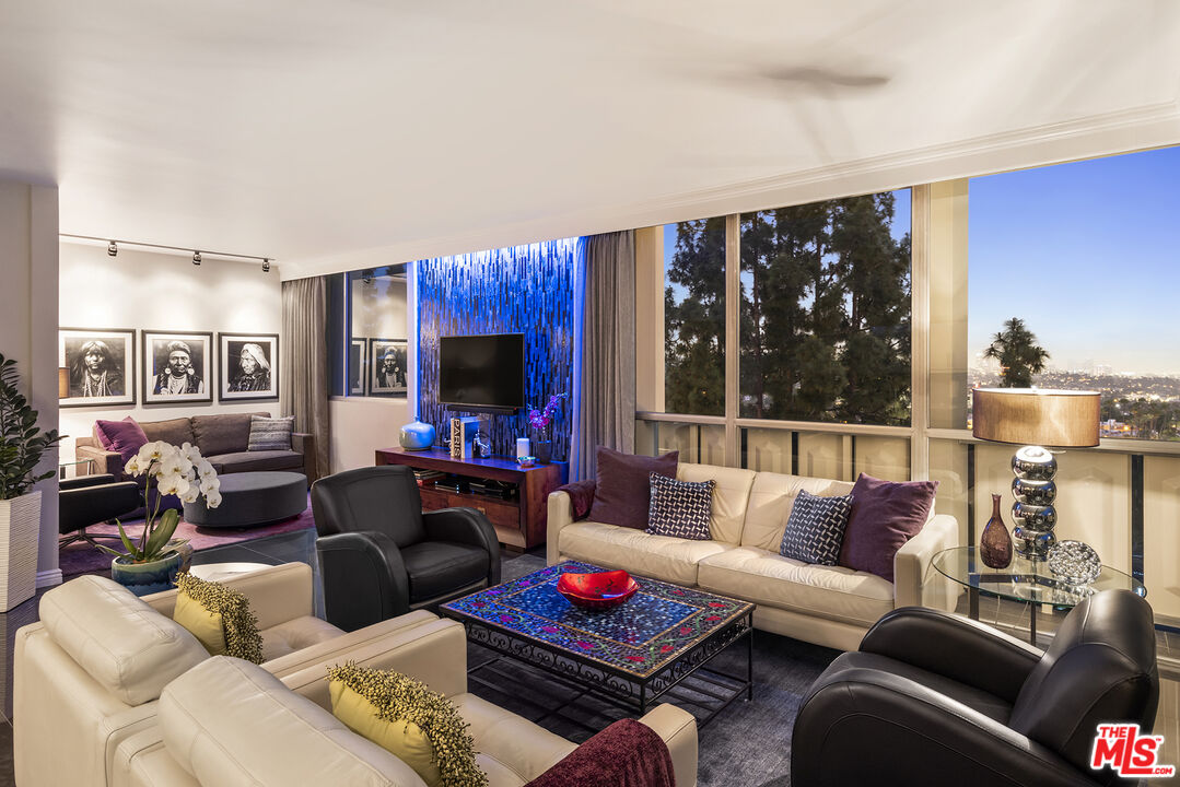 Los Angeles, California, 90027, United States, 1 Bedroom Bedrooms, ,1 BathroomBathrooms,Residential,For Sale,1913700