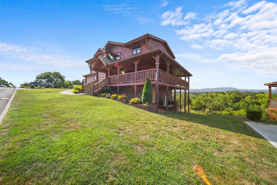 Sevierville, Tennessee, 37876, United States, 4 Bedrooms Bedrooms, ,6 BathroomsBathrooms,Residential,For Sale,1976346