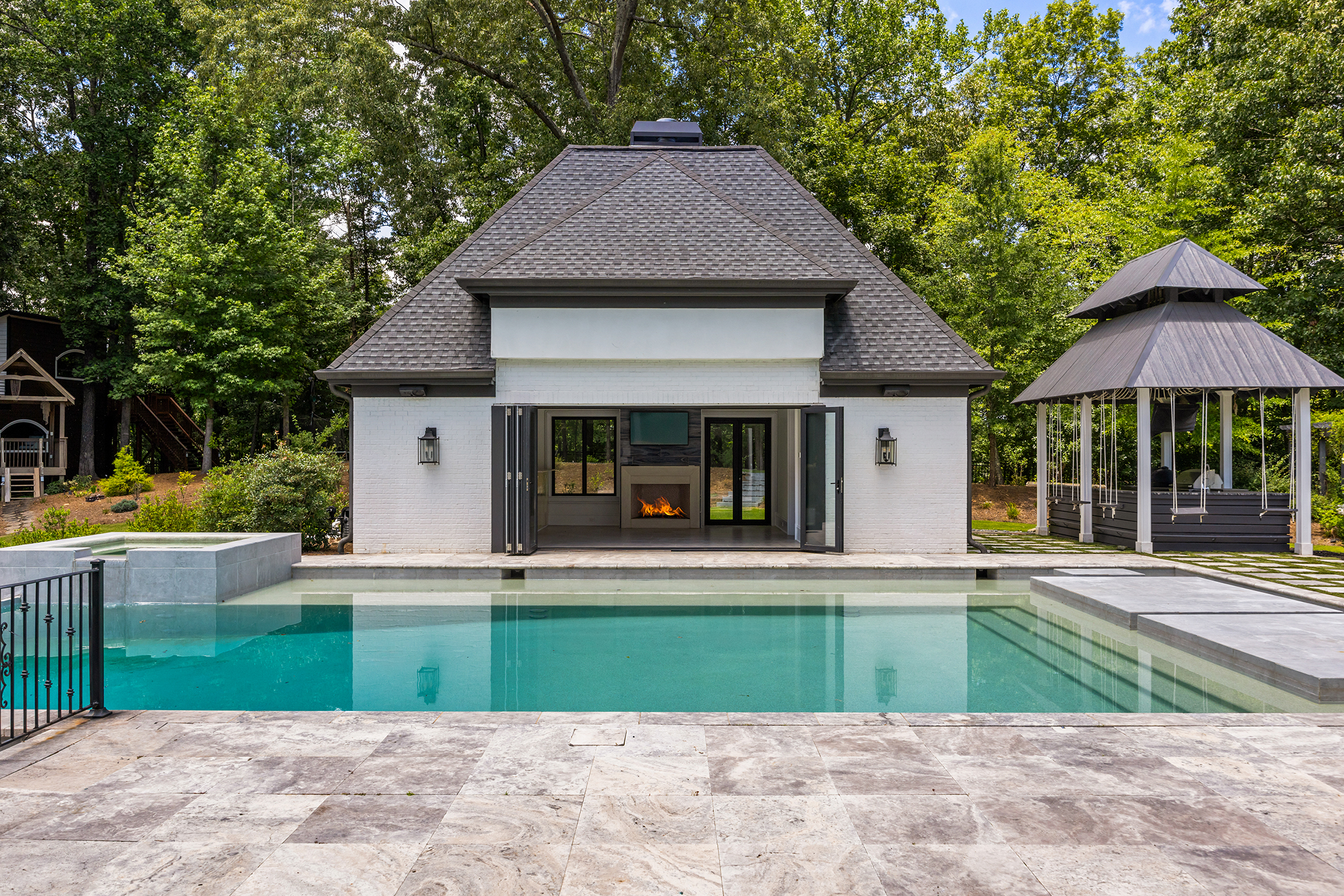  Exceptional Gated Estate with Resort-caliber Grounds - 物件實景
