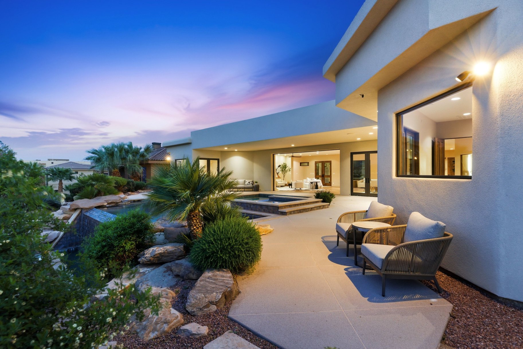  On The edge Of Stone Cliff With Sweeping Stunning City And Mountain Views - 物件實景