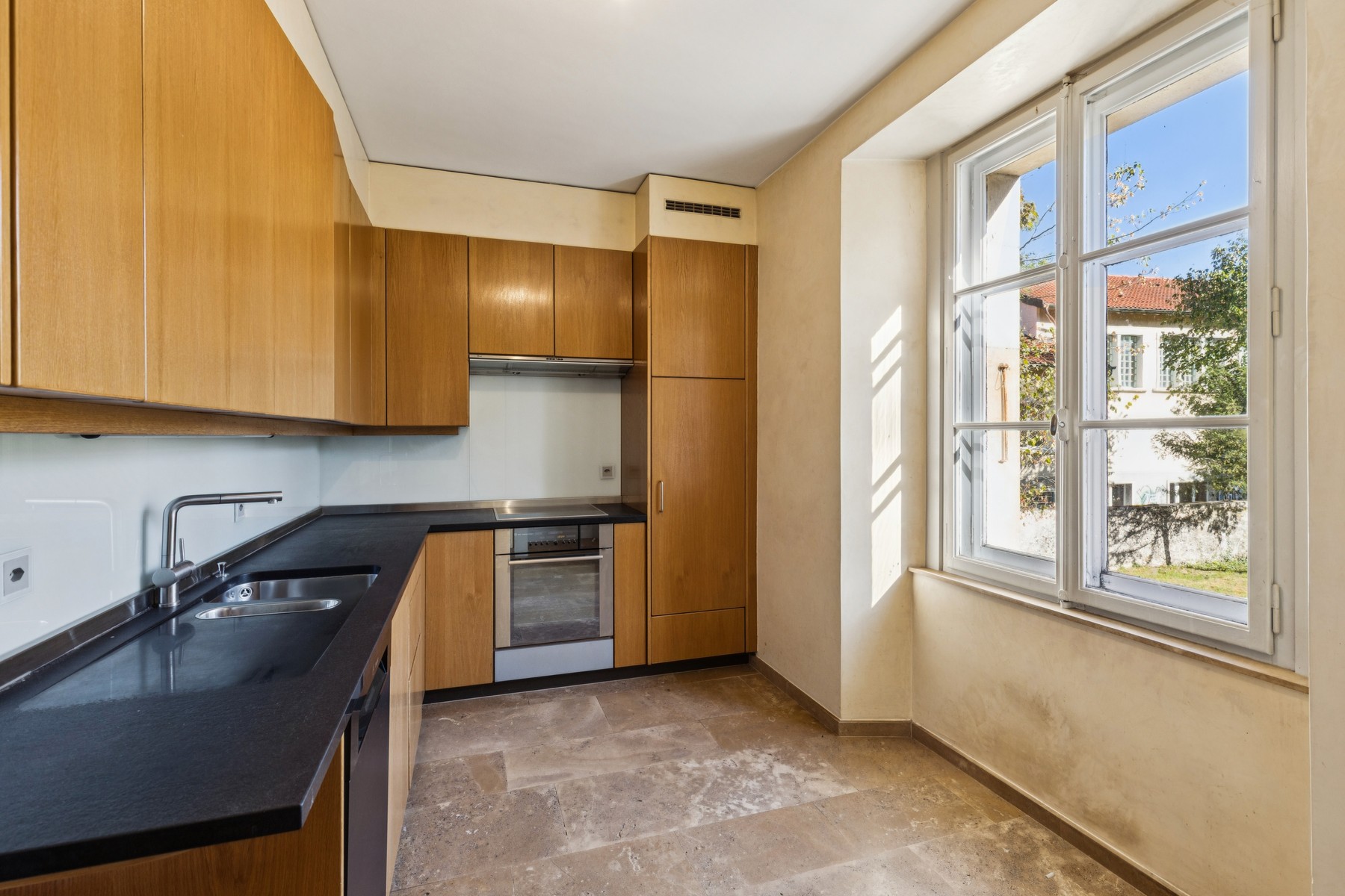  Elegant mansion comprising 3 apartments, with 2 horse stalls and 3 enclosed gara - 物件實景