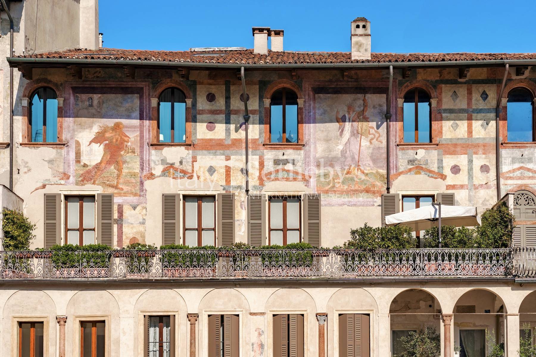  Iconic frescoed residence with terrace in Piazza delle Erbe - 物件實景