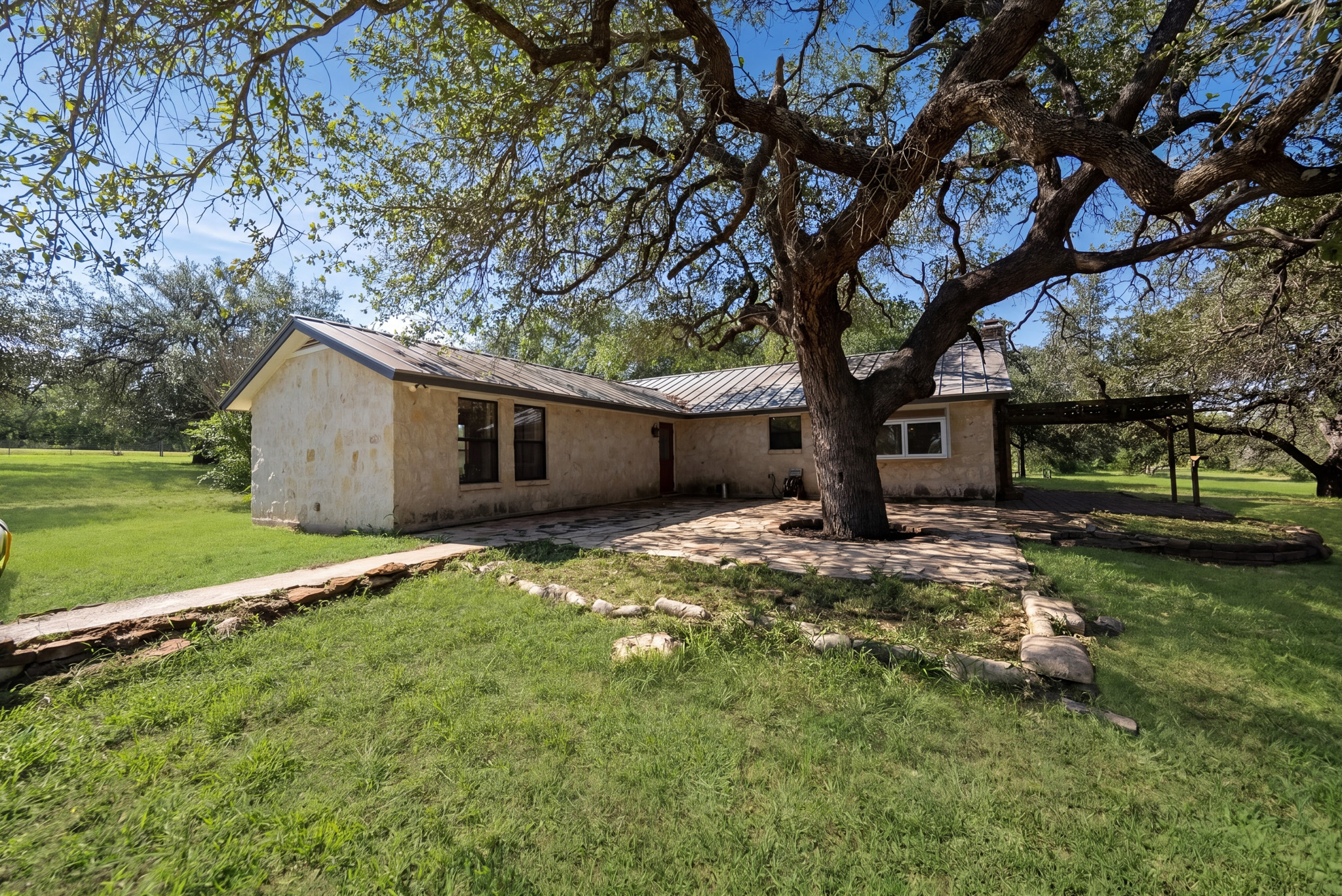  Private 10-Acre Horse Property in Lytle - 物件實景