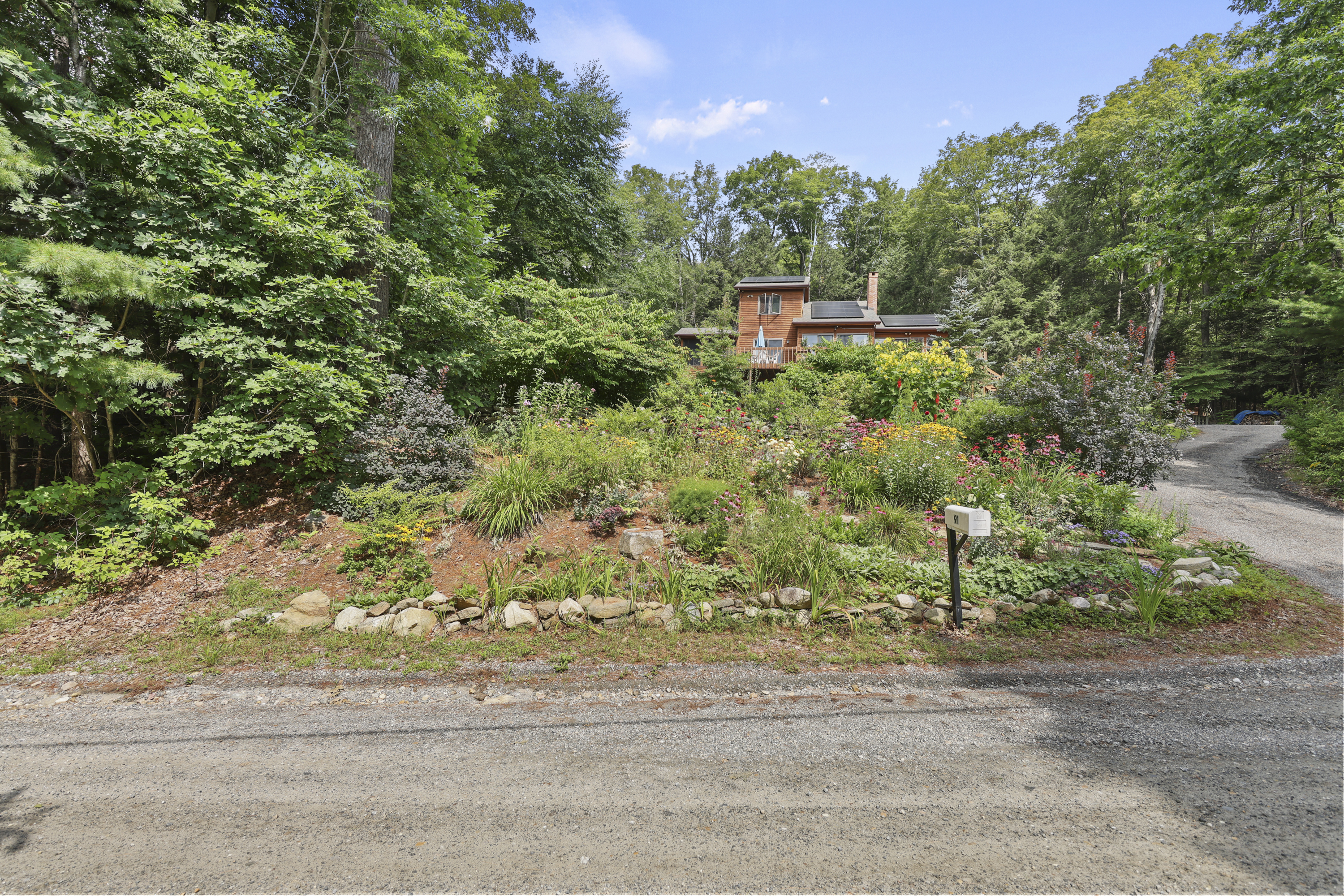  BUCOLIC COUNTRY SANCTUARY WITH MAJESTIC STONE FIREPLACE & DISTANT VIEWS - 物件實景