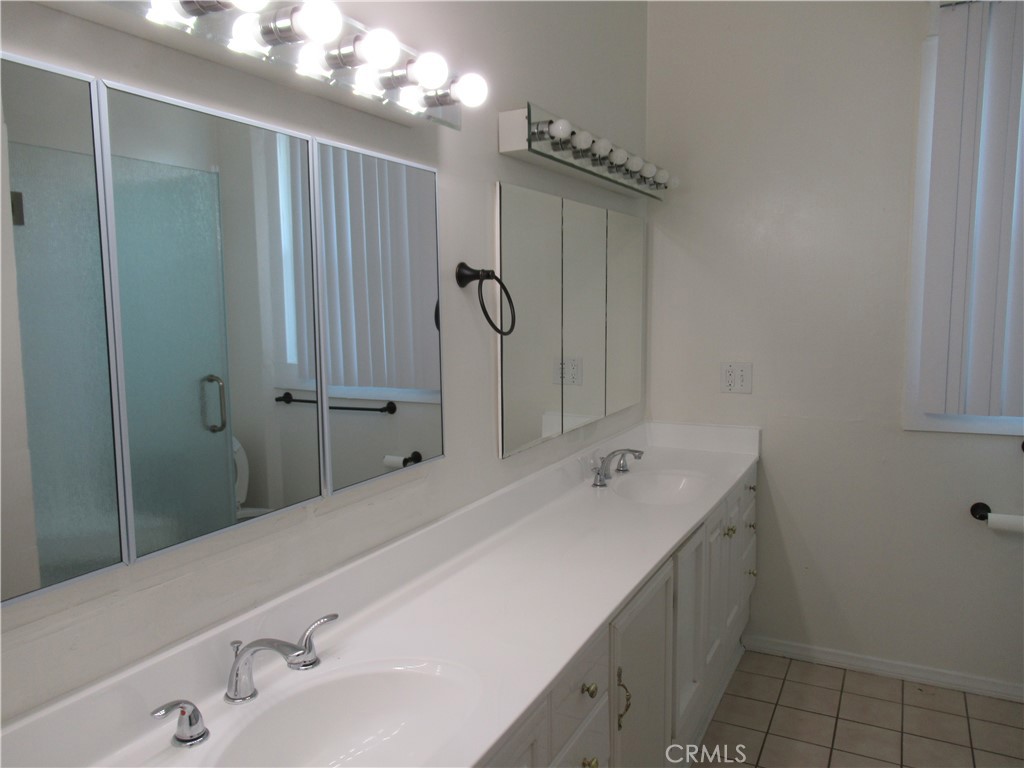 Los Angeles, California, 90018, United States, 4 Bedrooms Bedrooms, ,2 BathroomsBathrooms,Residential,For Sale,1941625
