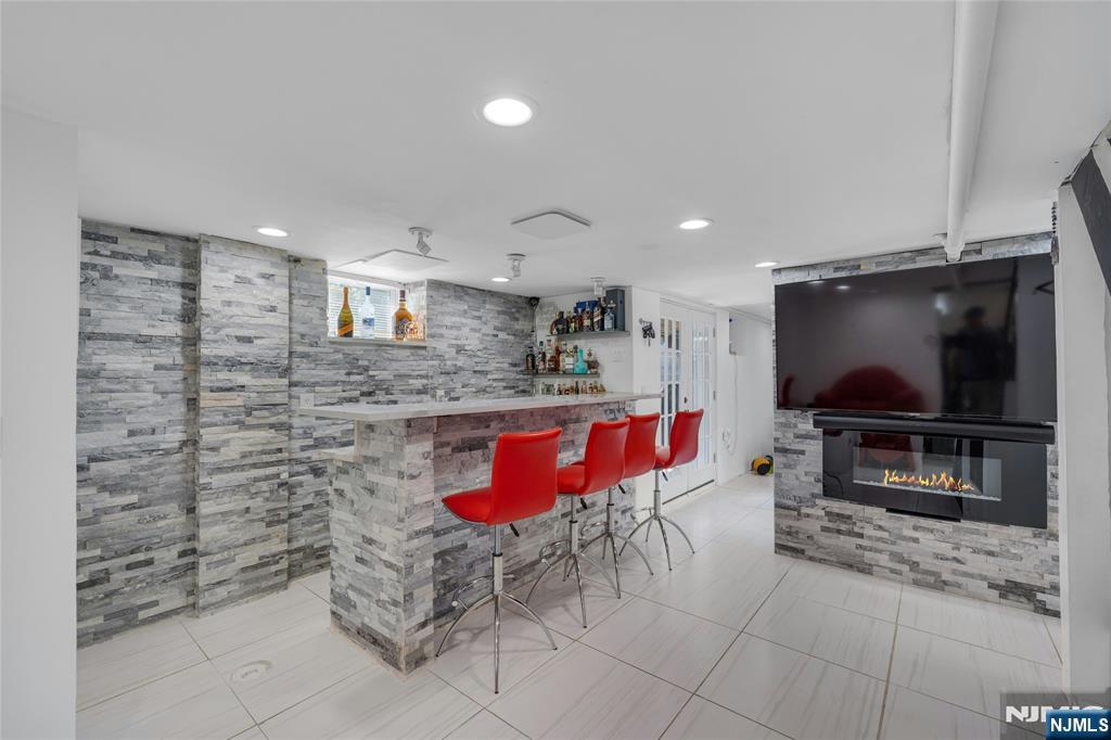 New Milford, New Jersey, 07646, United States, 2 Bedrooms Bedrooms, ,2 BathroomsBathrooms,Residential,For Sale,1948003