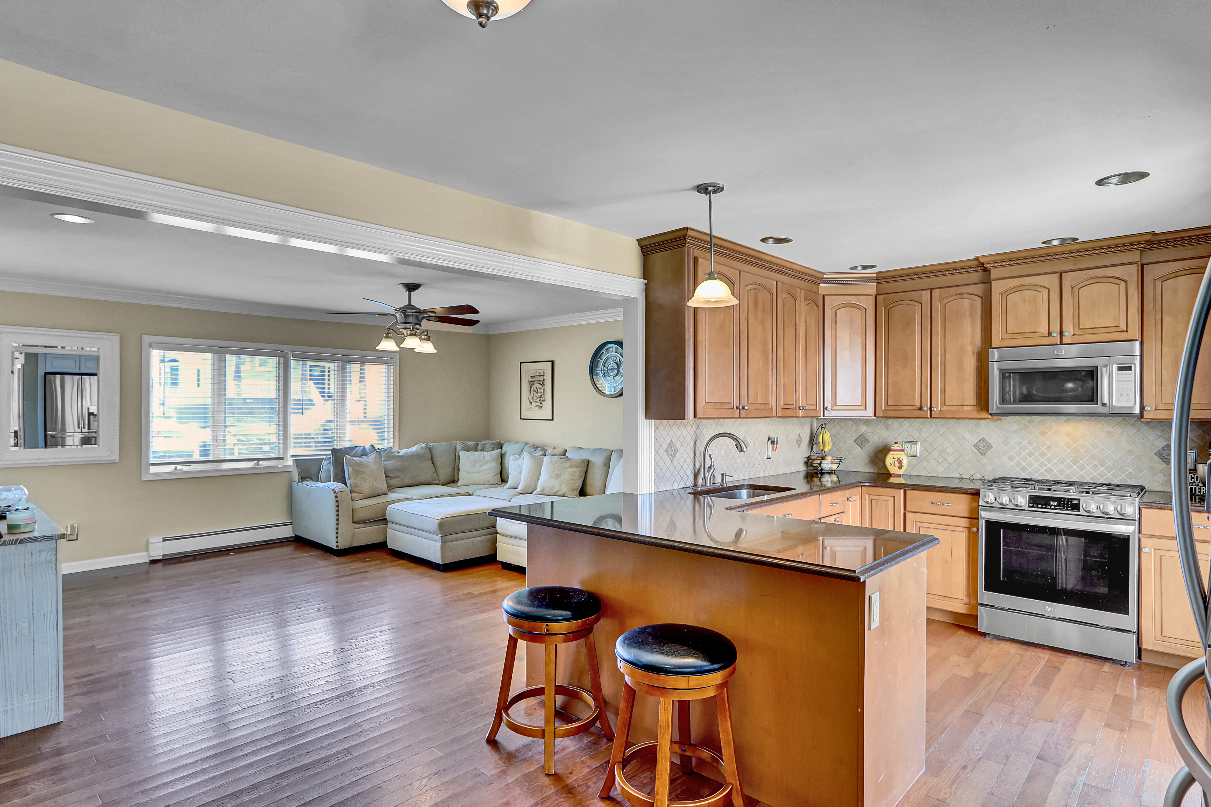 Babylon, New York, 11702, United States, 4 Bedrooms Bedrooms, ,2 BathroomsBathrooms,Residential,For Sale,1921304