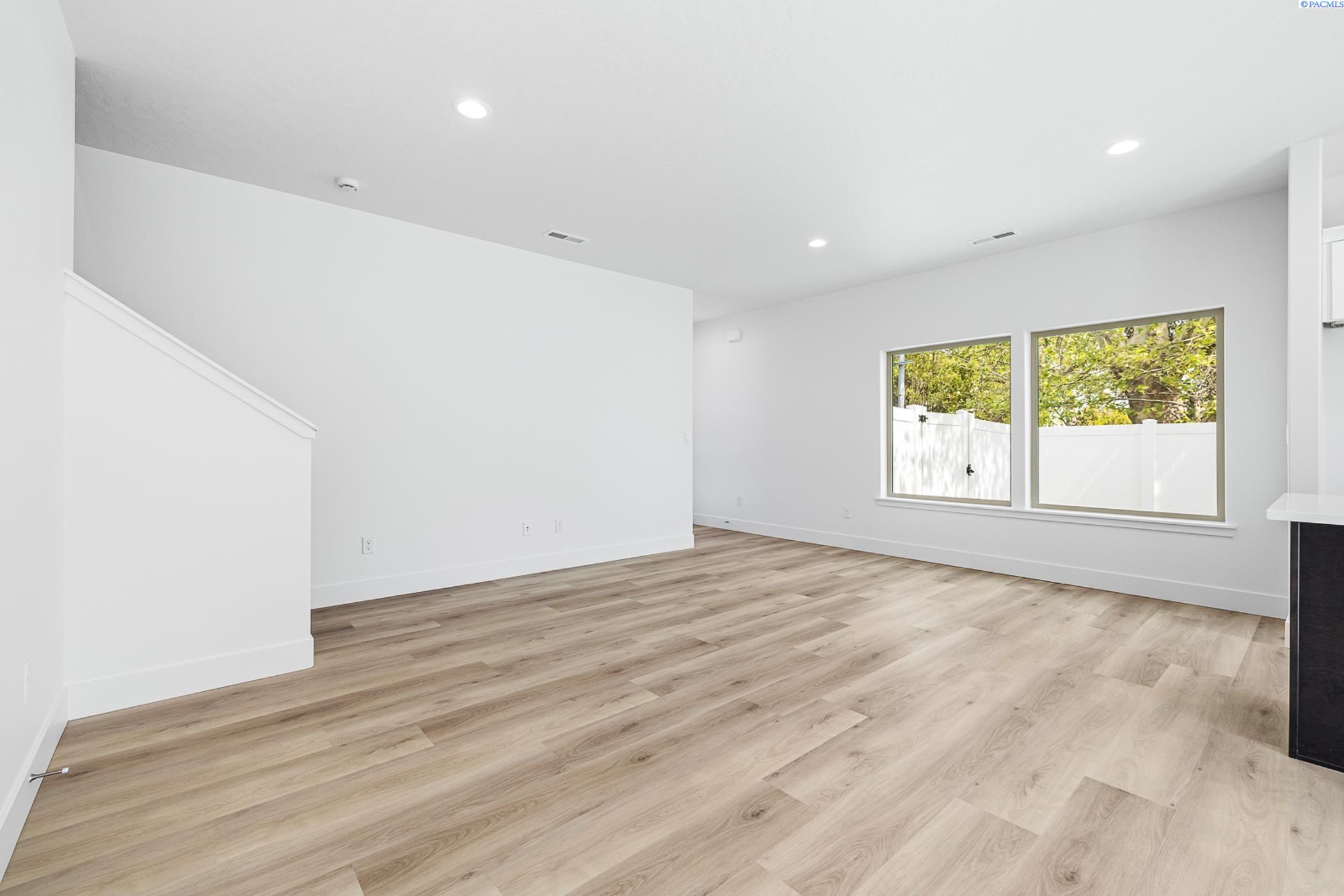 Kennewick, Washington, 99337, United States, 6 Bedrooms Bedrooms, ,Residential,For Sale,1940346