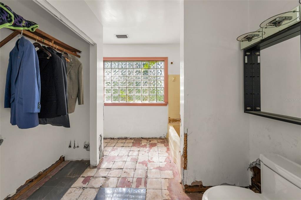 St Petersburg, Florida, 33707, United States, 2 Bedrooms Bedrooms, ,2 BathroomsBathrooms,Residential,For Sale,1926167