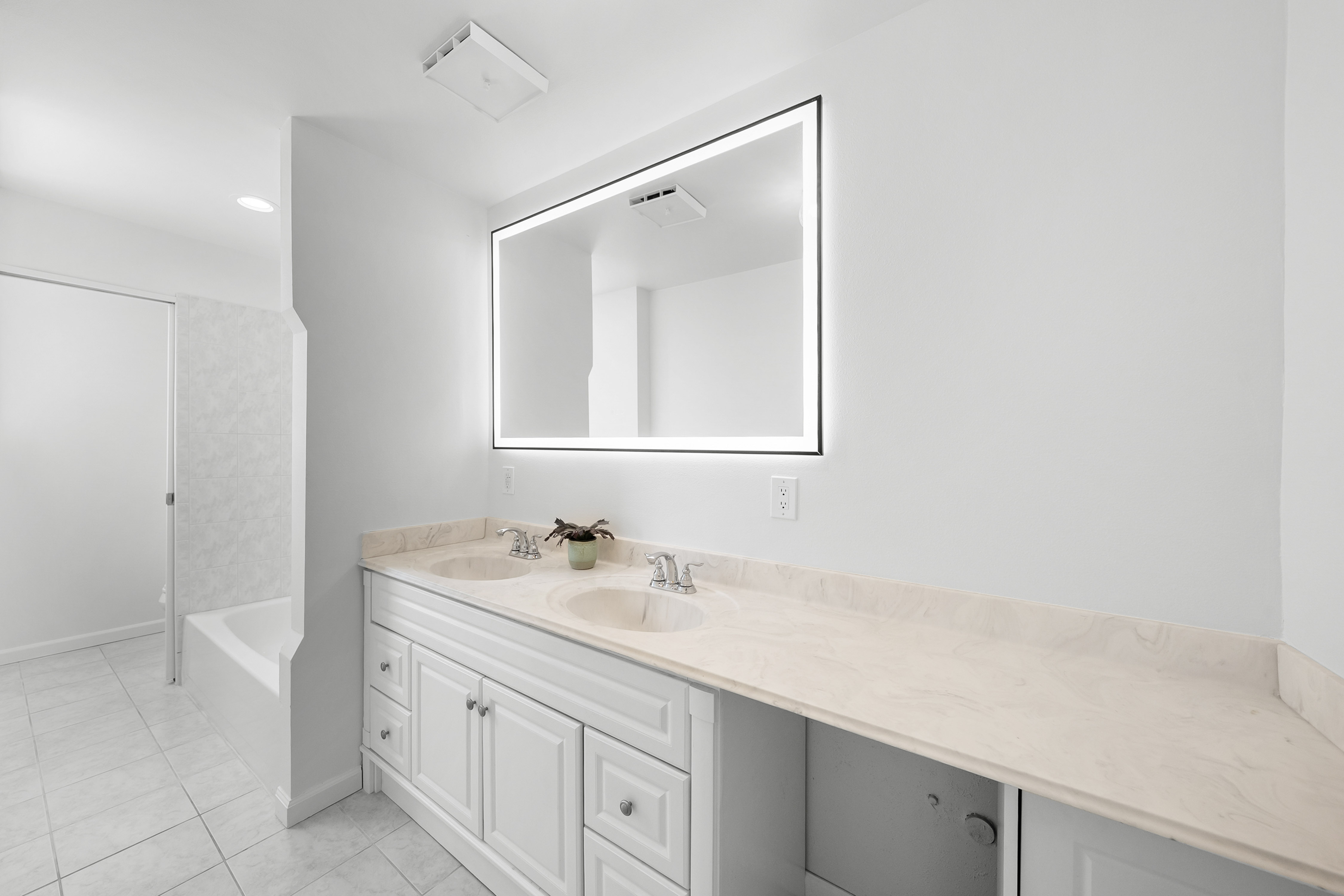  Beautiful Updated Home Located in Highly Sought-After Arapahoe Lake Neighborhood - 物件實景