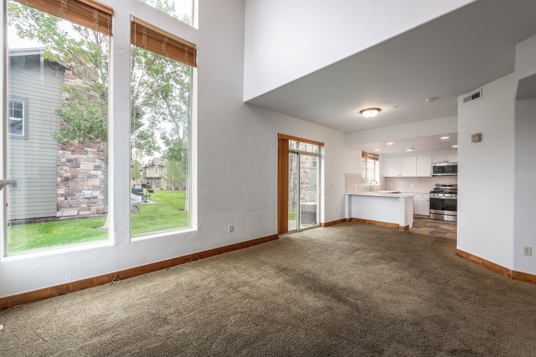  3-Bedroom Fox Point Townhome with 2-Car Garage & Newly Updated Kitchen - 物件實景