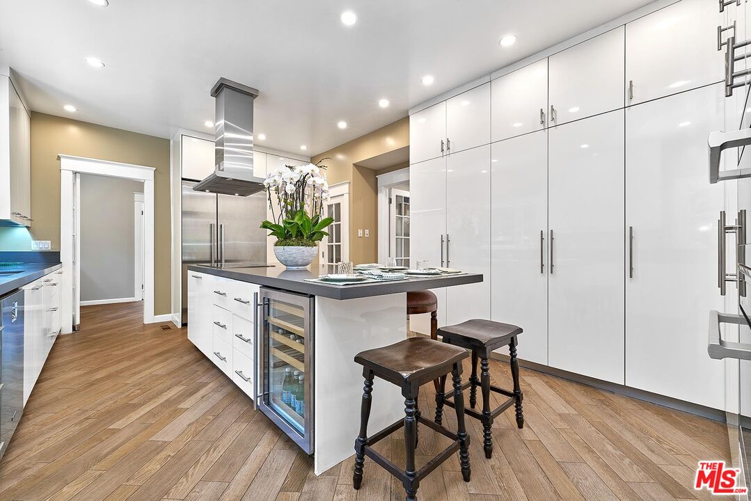 Los Angeles, California, 90005, United States, 5 Bedrooms Bedrooms, ,6 BathroomsBathrooms,Residential,For Sale,1907226